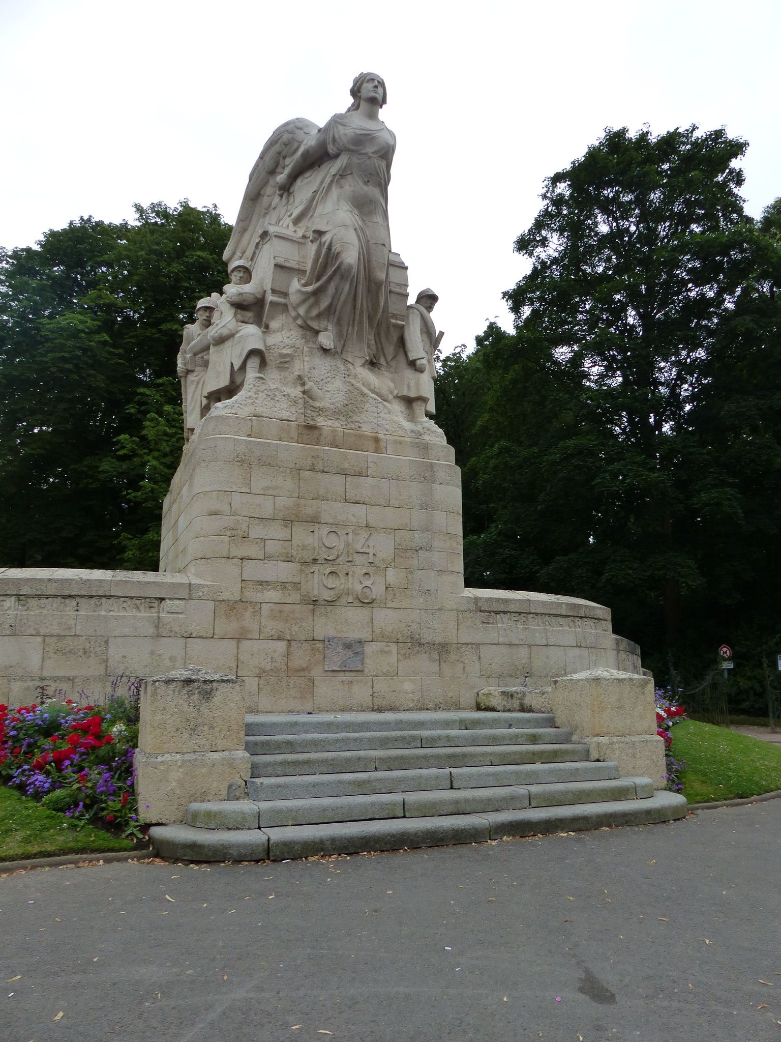 Monument de la Victoire vu de la rue