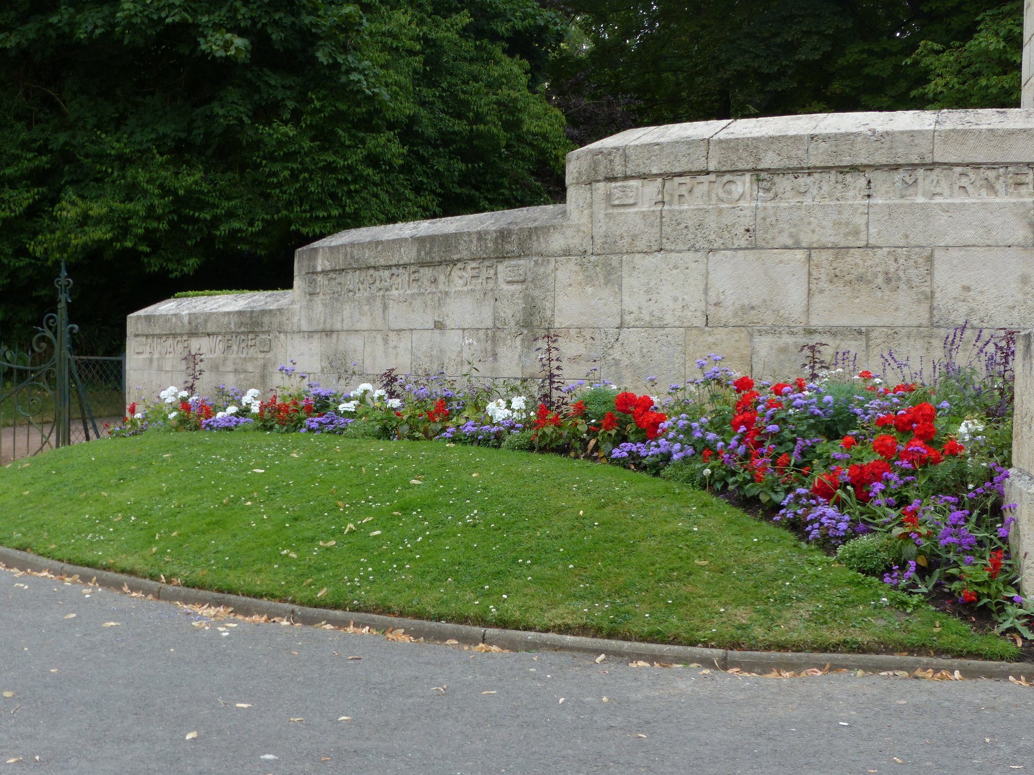 côté droit du Monument de la Victoire