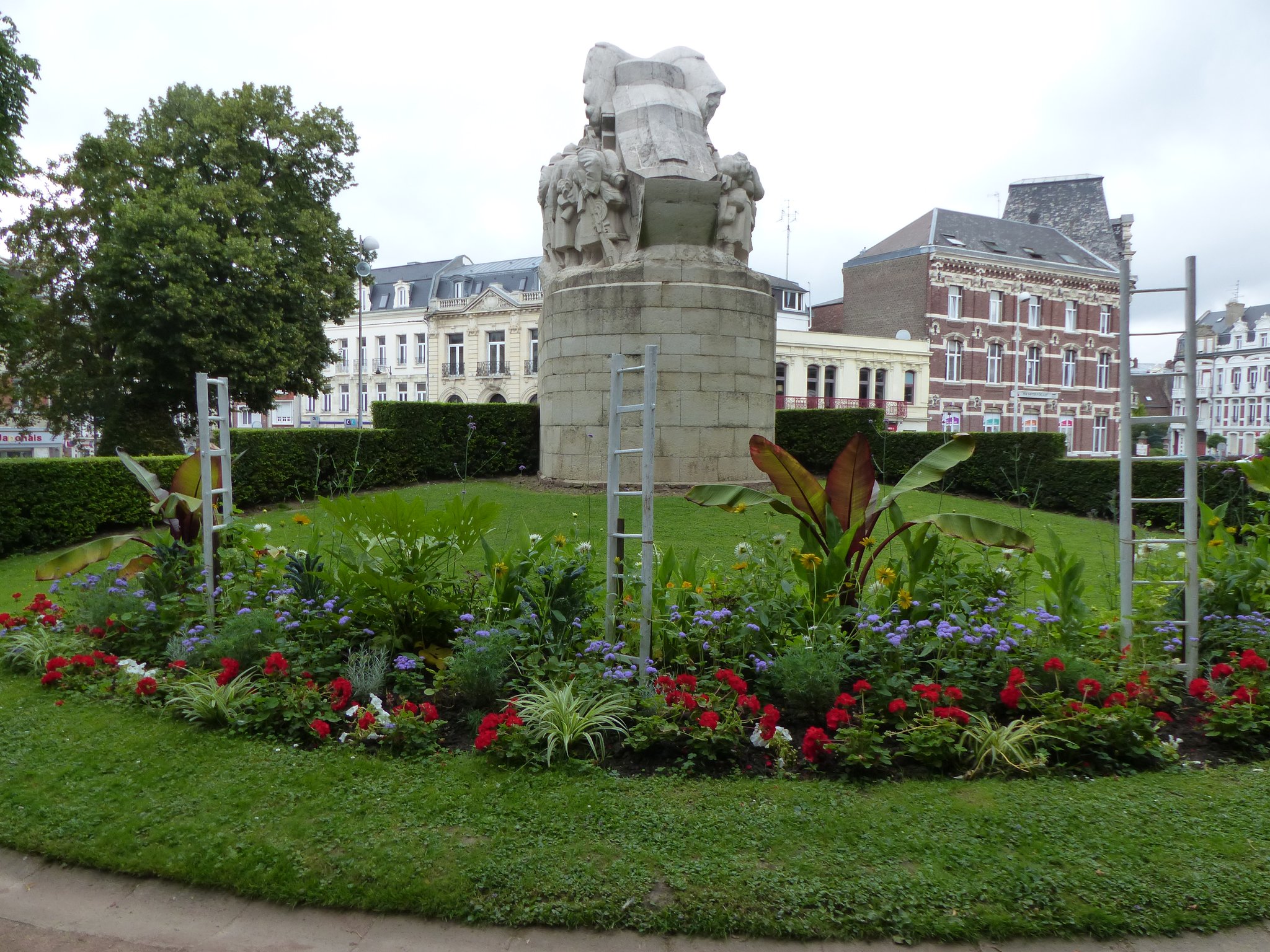 Le Monument de la Victoire vu du Jardin Public