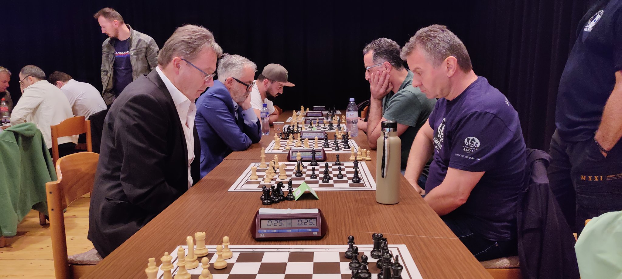 Links zwei unserer Legenden: Emil Klaus und Beat Troller im Einsatz im Direktduell gegen die Aarauer Norbert Oze und Hamid Rahimi