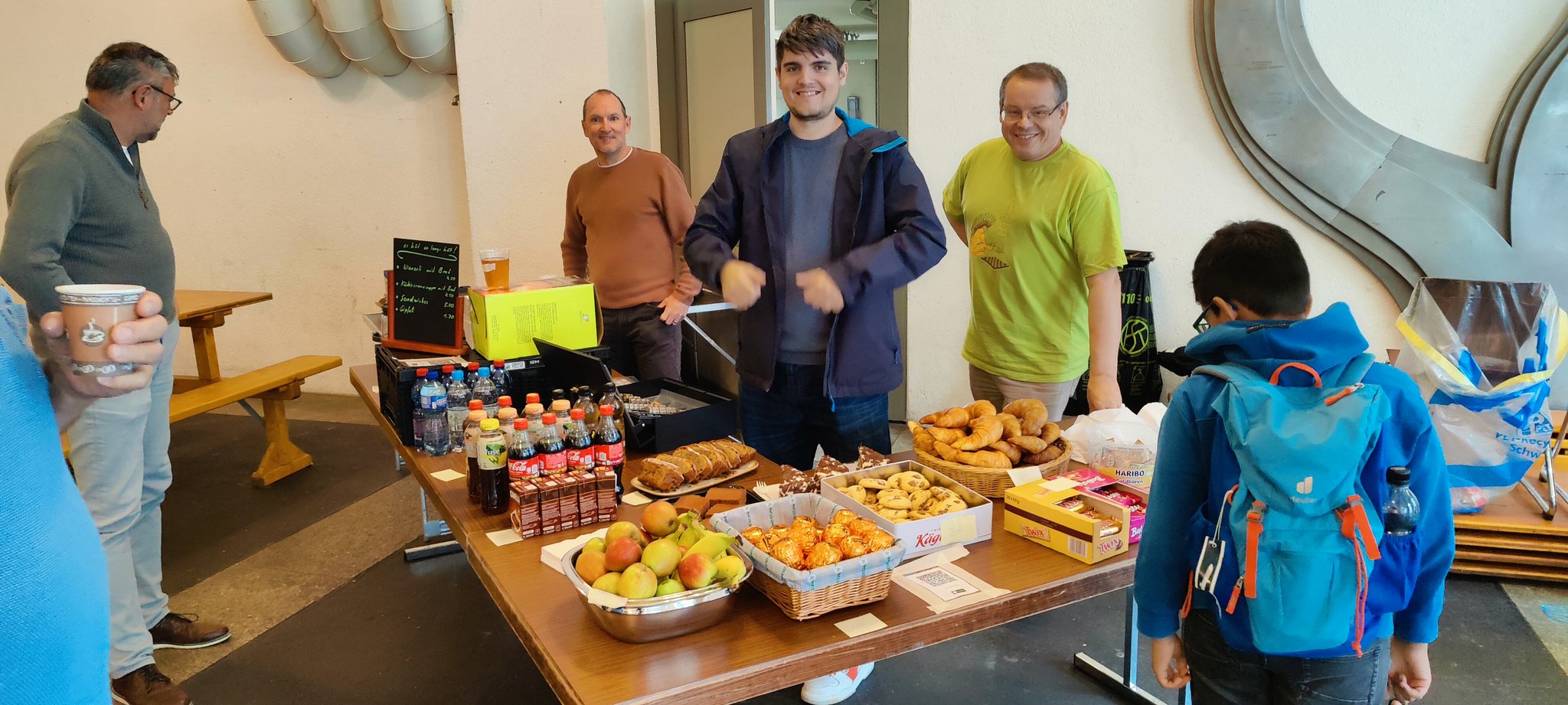 Der Kiosk bot ein reichhaltiges Angebot dank Gebäckspenden und Martin Wiesinger, der das organisatorische im Alleingang vorbereitete. Mitte: Vereinspräsident Sandro Wächter.