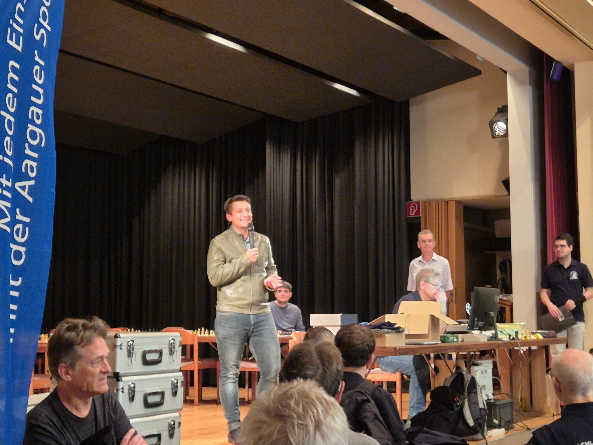 Vizeamman von Lenzburg Andreas Schmid beehrte den Schachtag trotz Wahltag. Er wurde später neu in den grossen Rat gewählt.