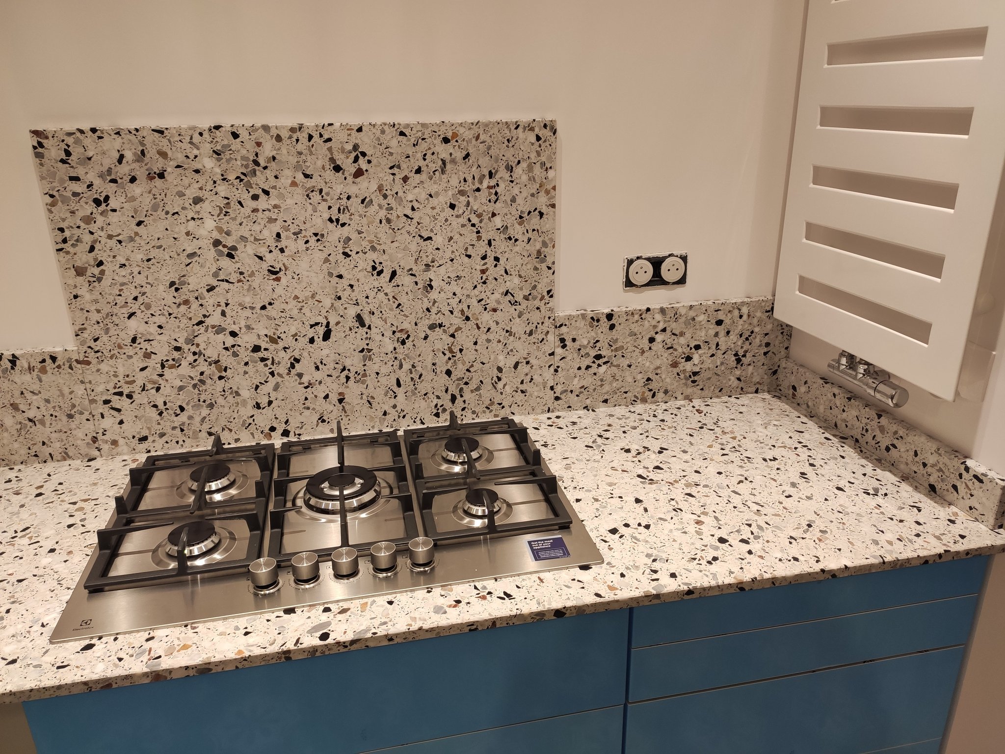 Cuisine contemporaine en terrazzo blanco