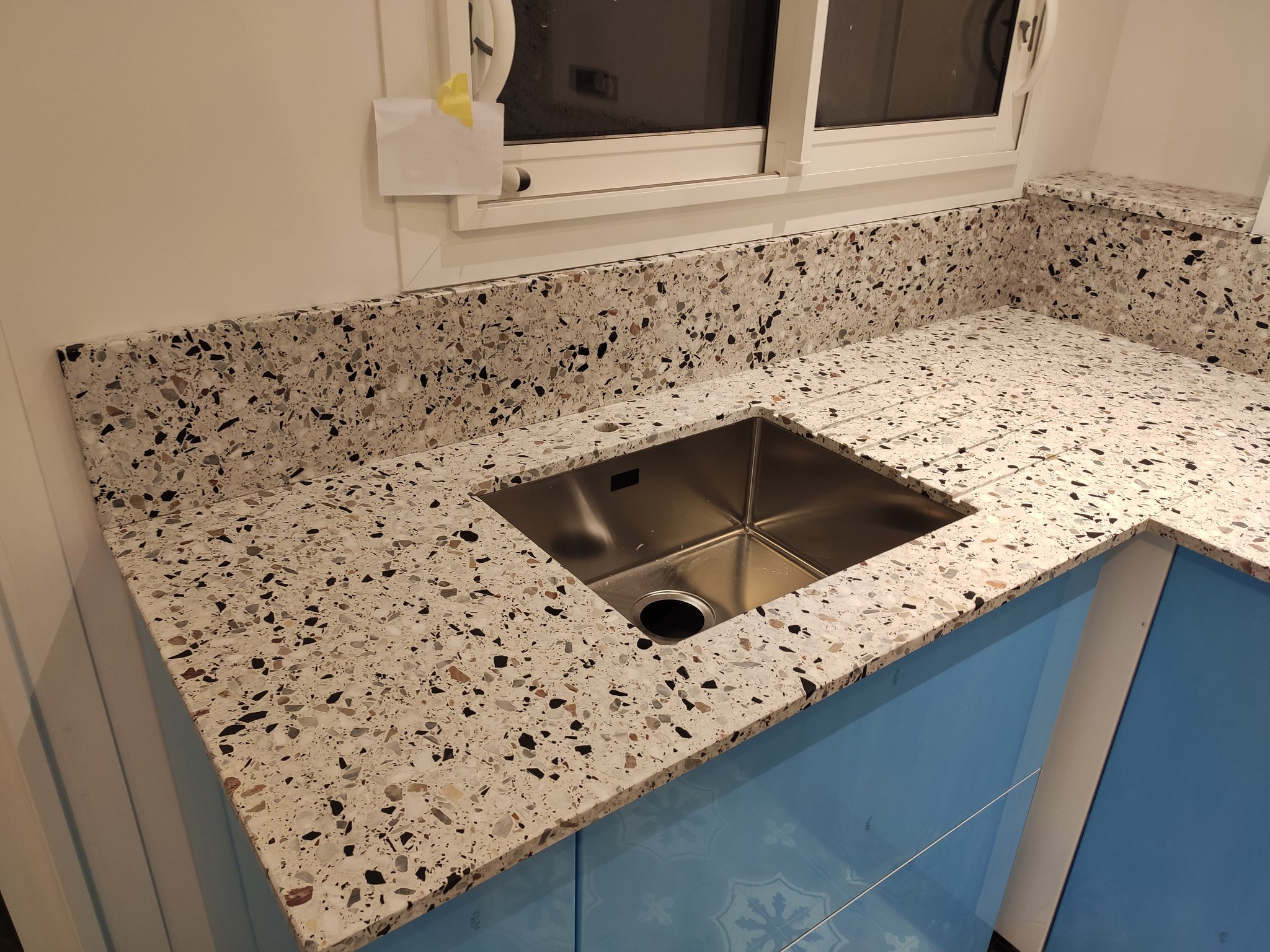 Cuisine contemporaine en terrazzo blanco