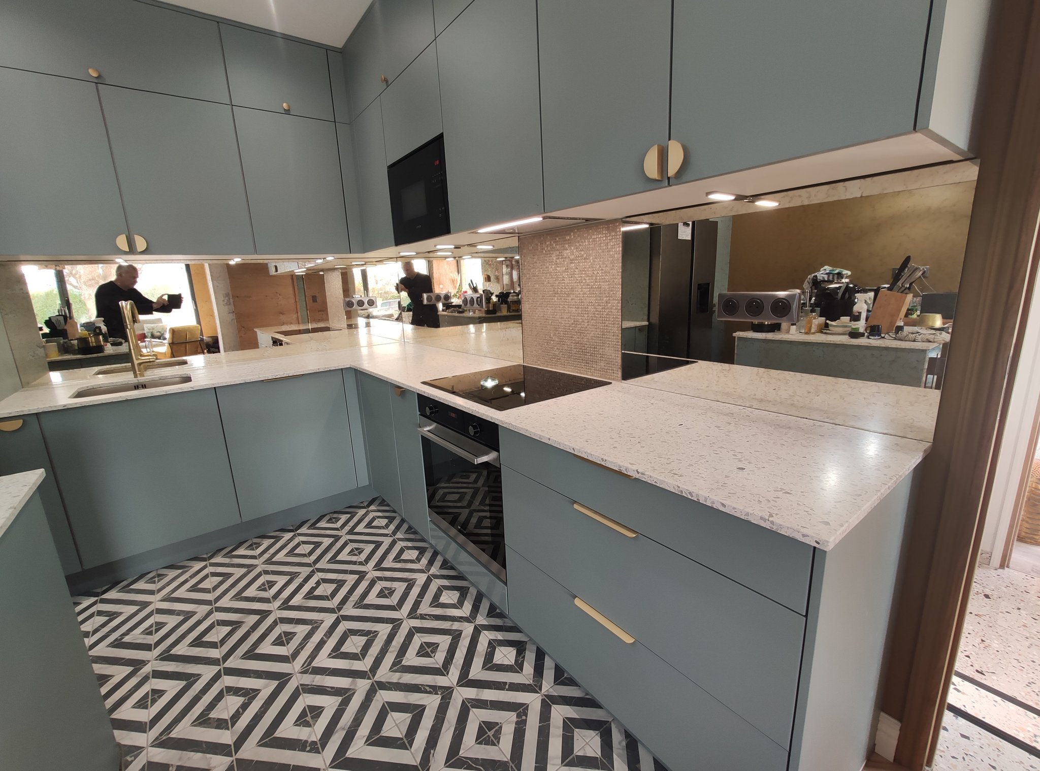 Cuisine contemporaine en terrazzo blanc et crédence en verre