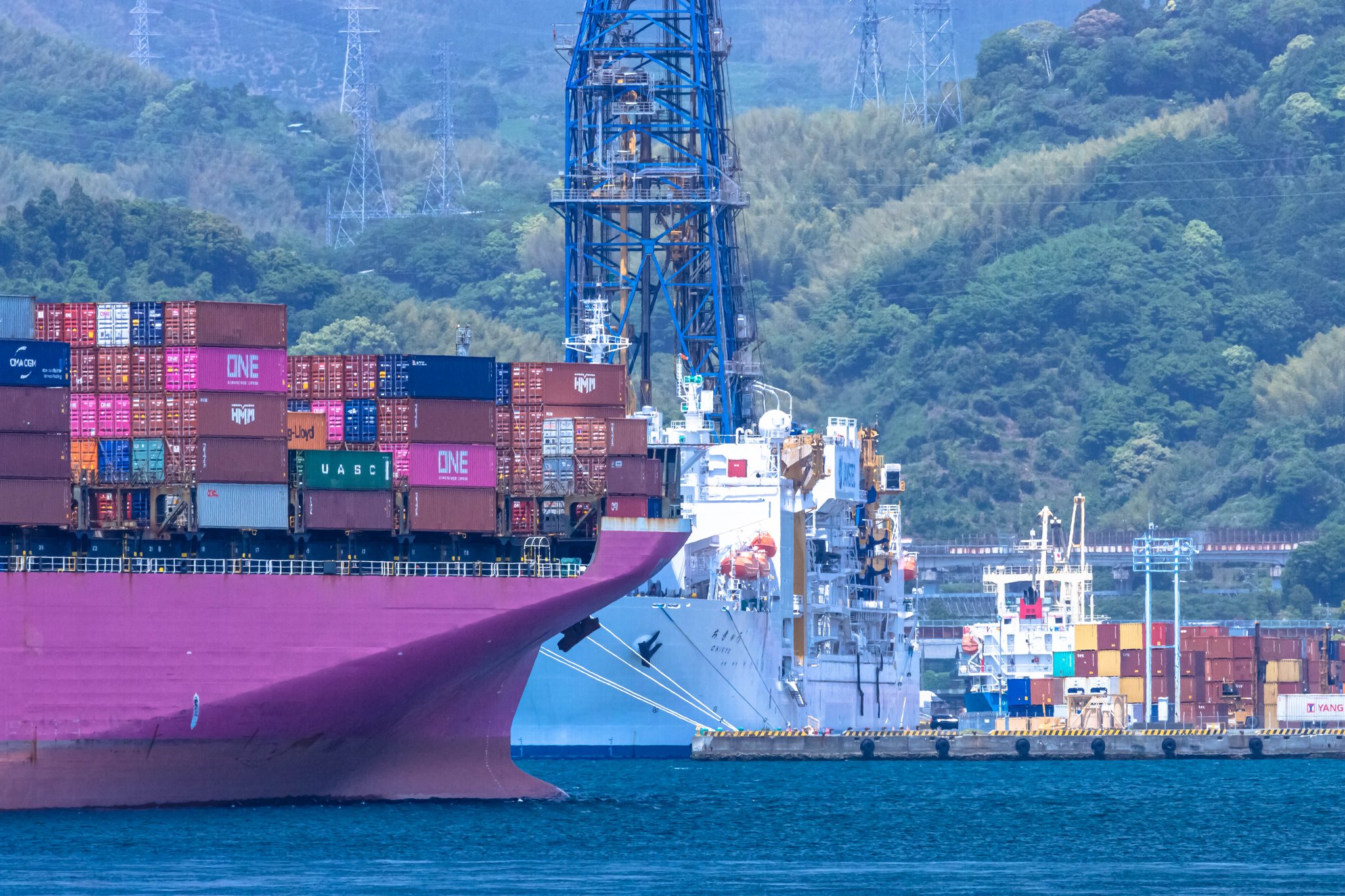 コンテナ船と「ちきゅう」