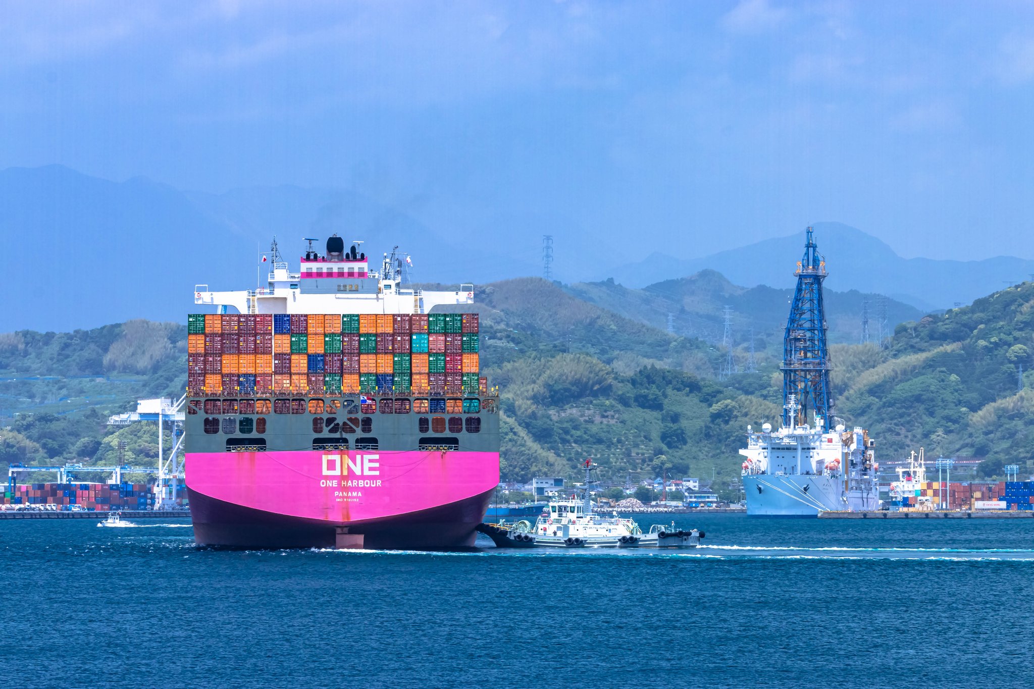 コンテナ船と「ちきゅう」