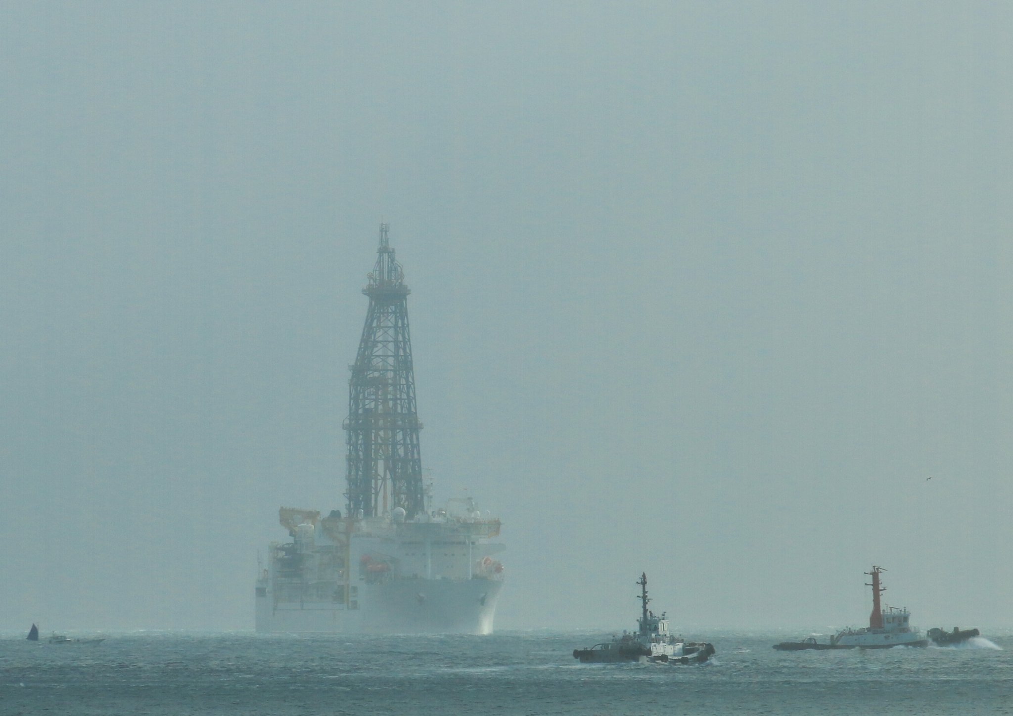 朝もやの「ちきゅう」とパイロット船