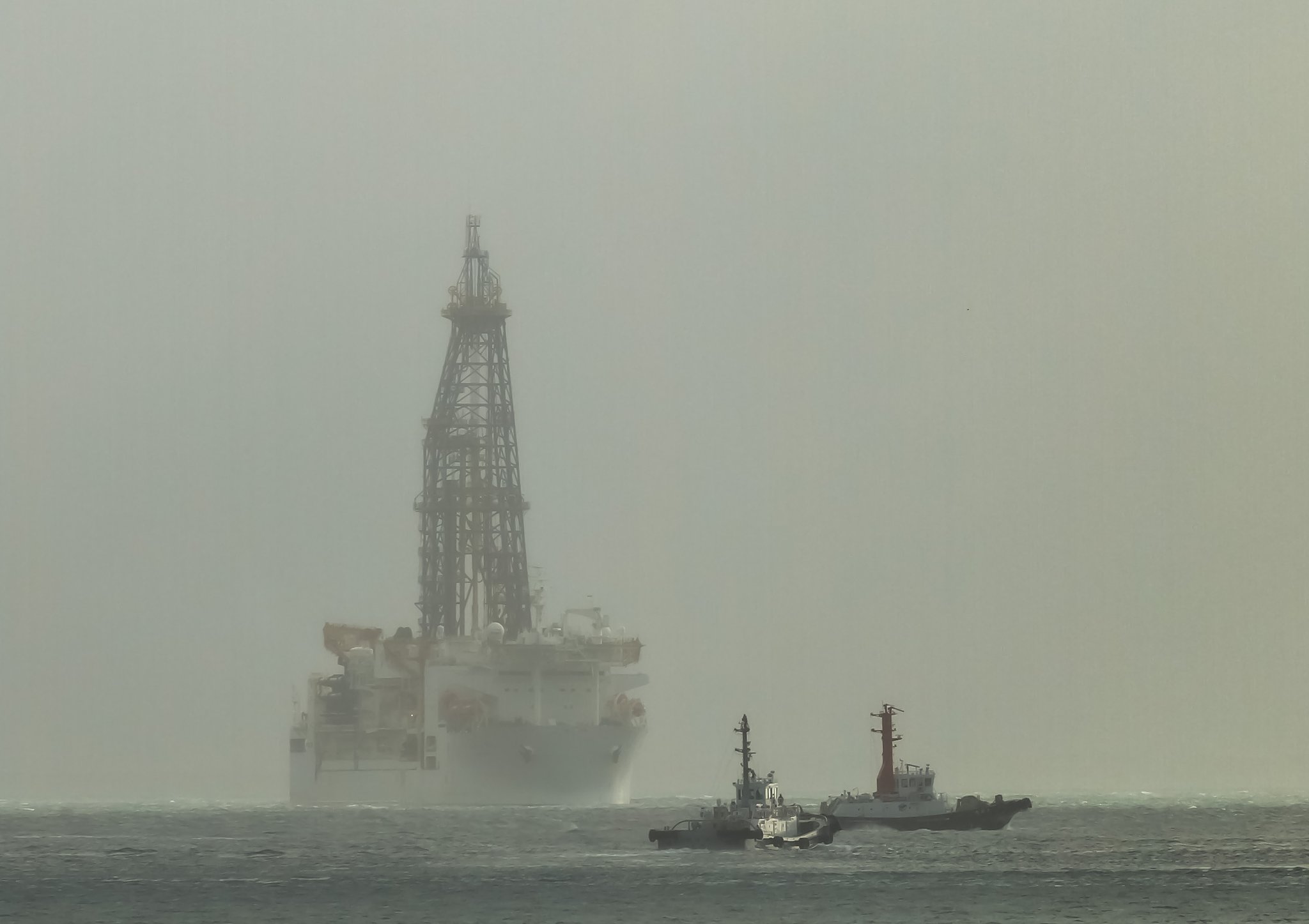 朝もやの「ちきゅう」とパイロット船