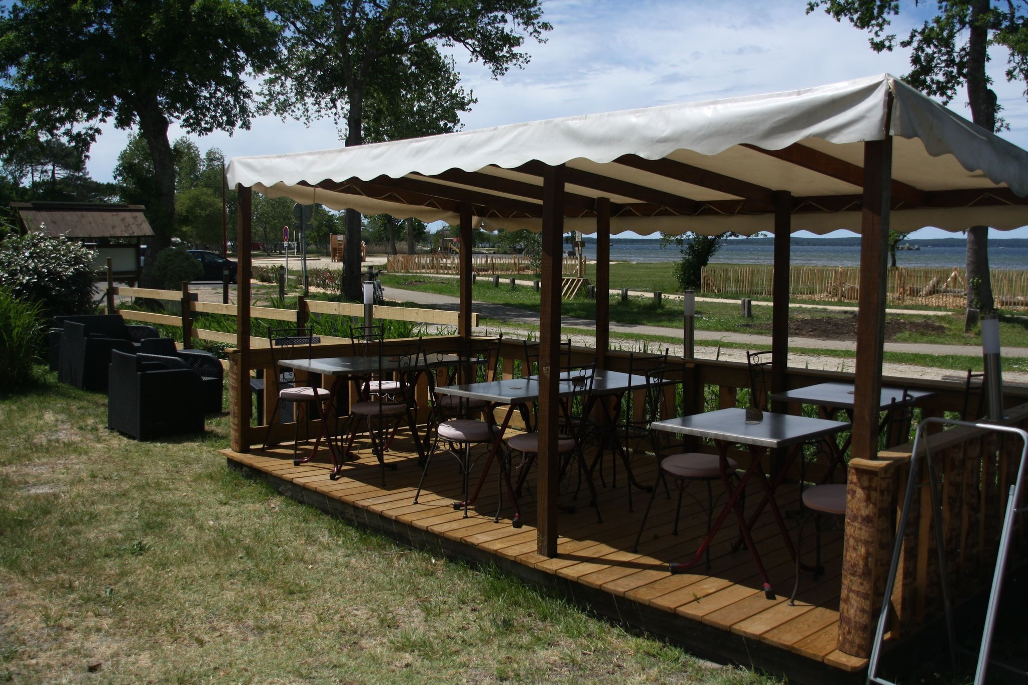 Déguster un plat face au lac de Biscarrosse