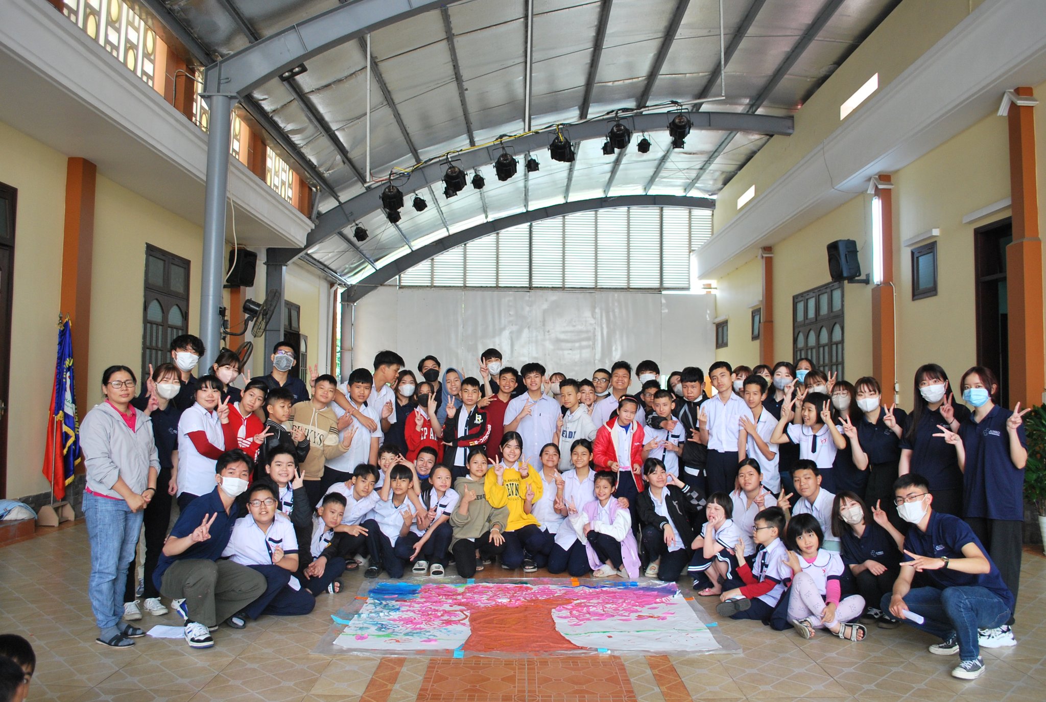 桜の木を大きな模造紙に描く交流