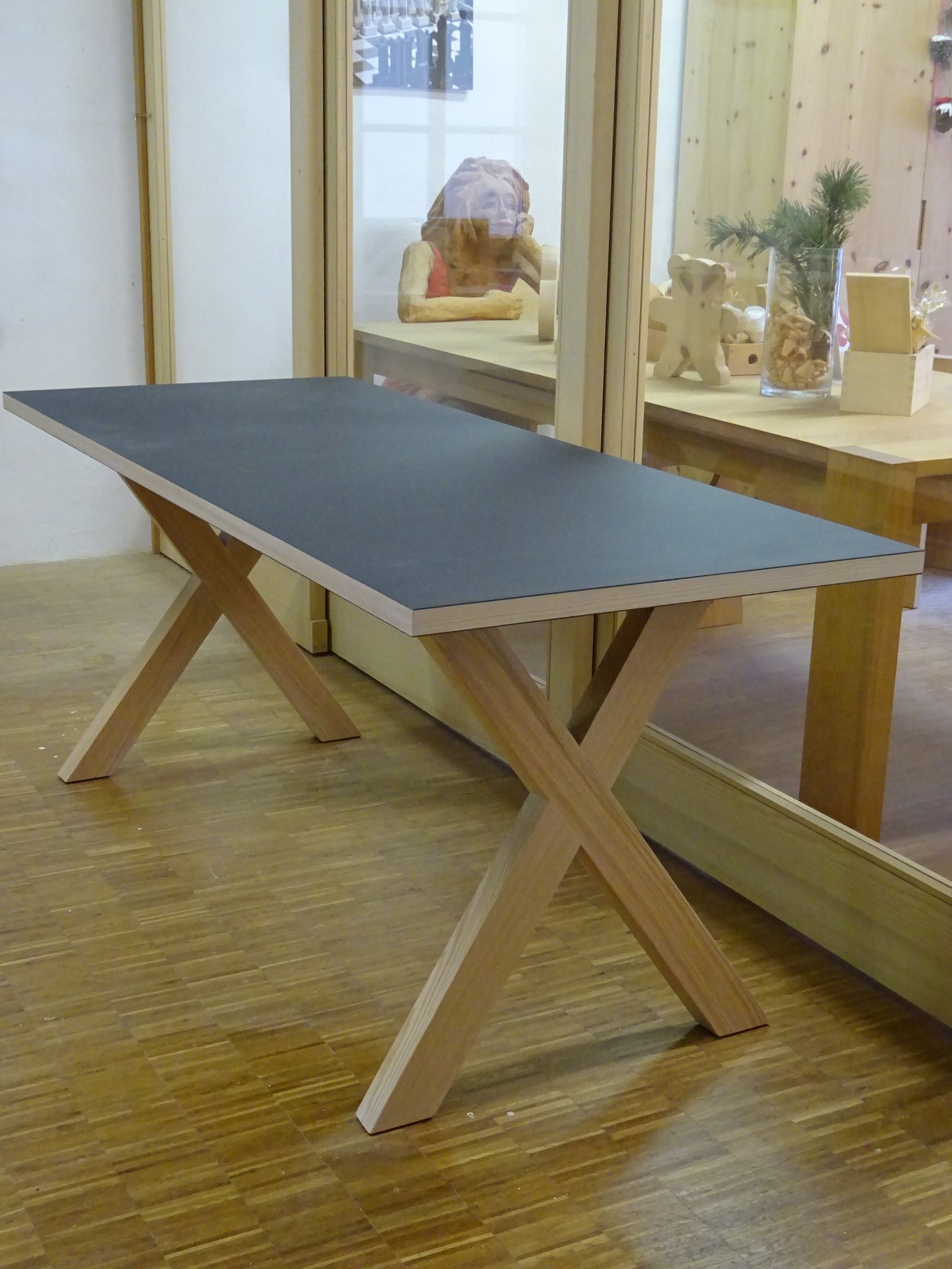 Tisch mit Linoleum-Tischplatte, ideal als Schreibtisch