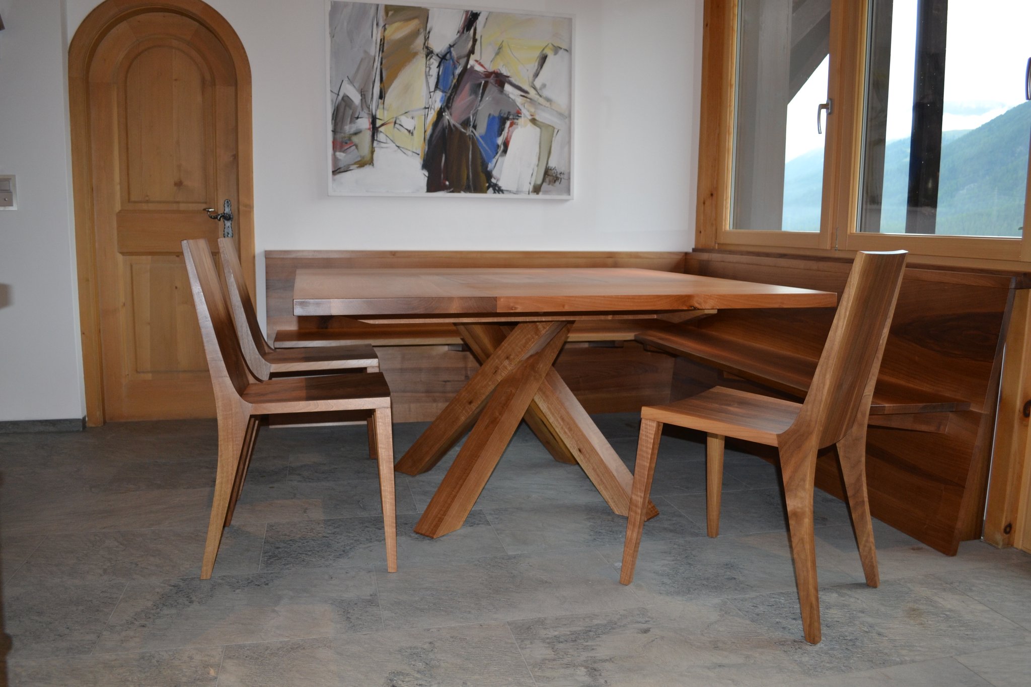 Tisch Twist quadratisch und Stühle Nussbaum, Esstisch