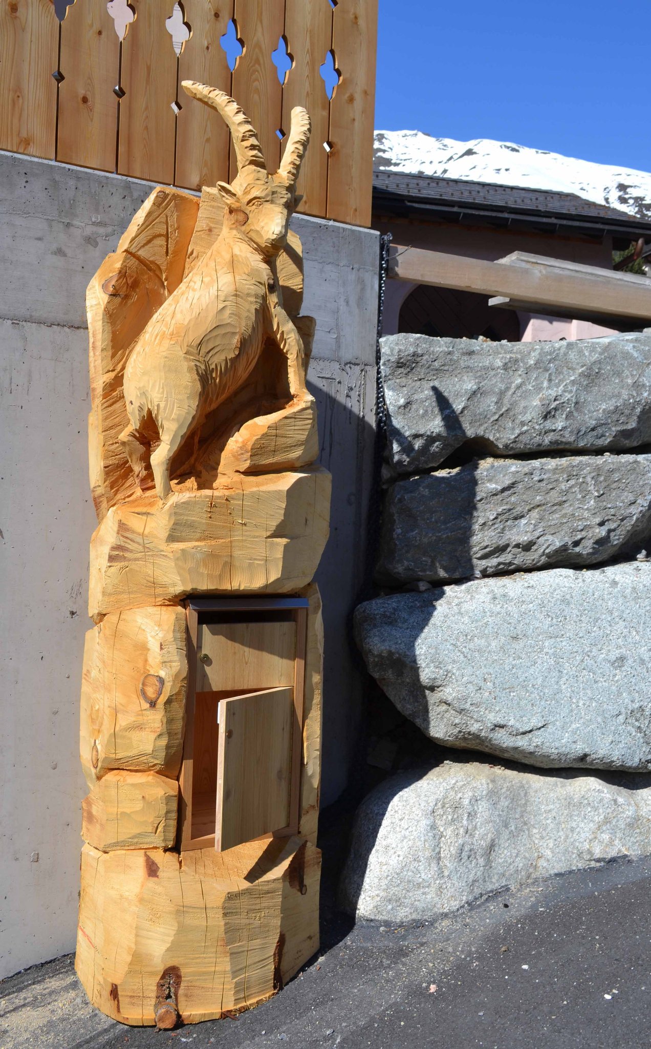 Steinbock Holzskulptur Arve mit Briefkasten