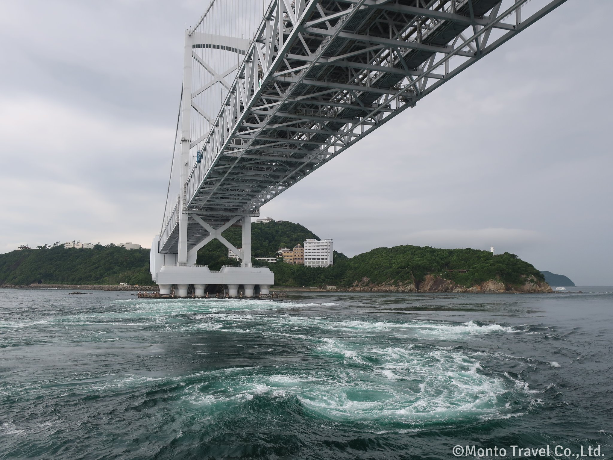 渦潮と大鳴門大橋