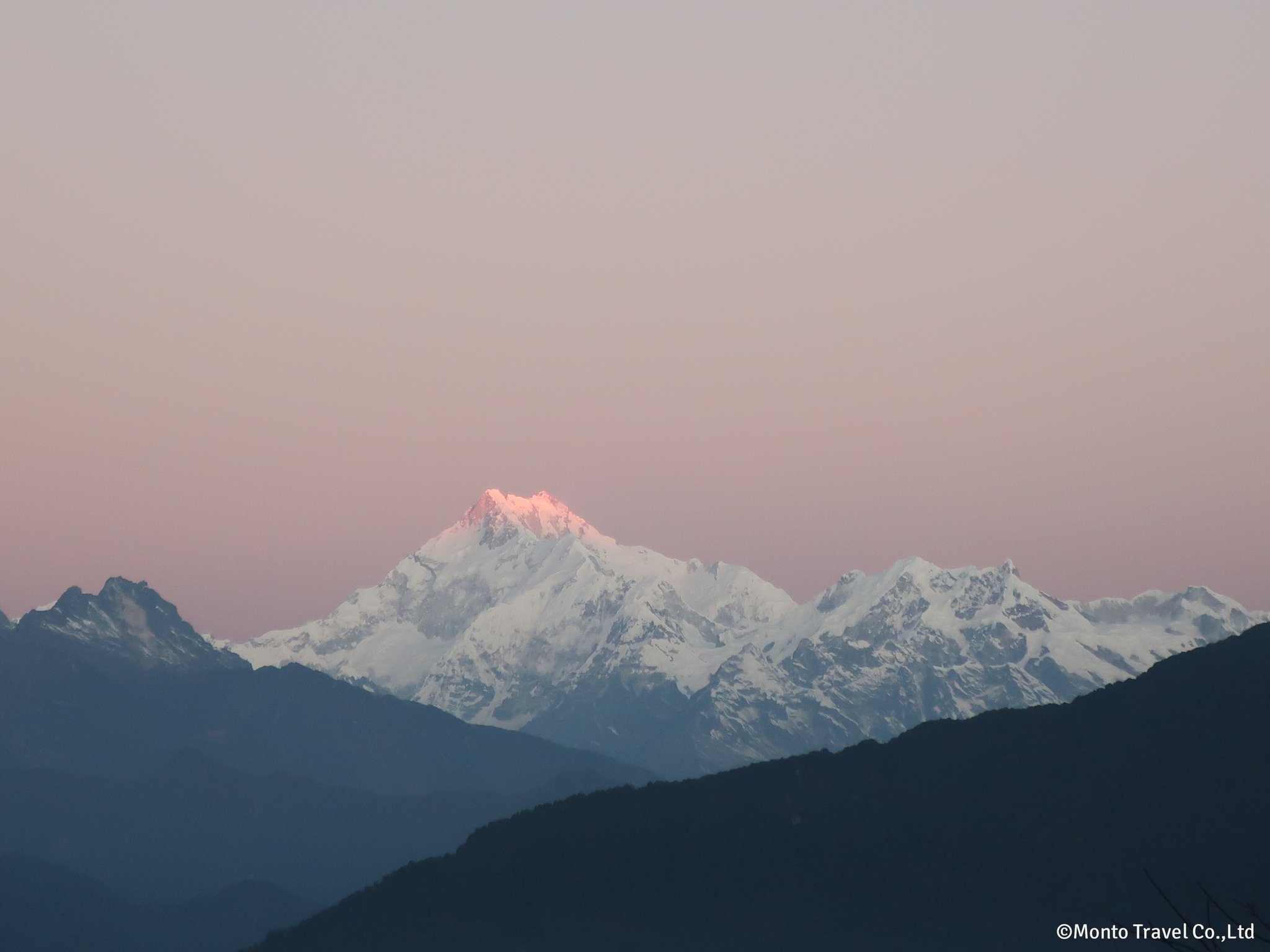 朝日に染まるカンチェンジュンガ
