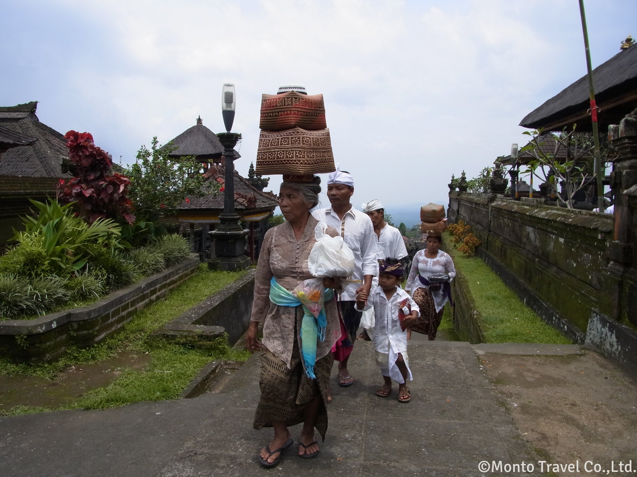 お寺にお参りする人々（ベサキ寺院）