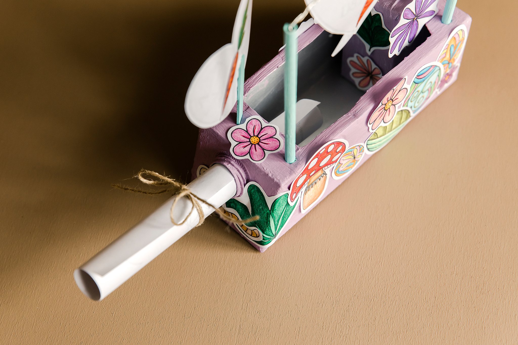 Der Osterhase bekommt eine Zeichnung.