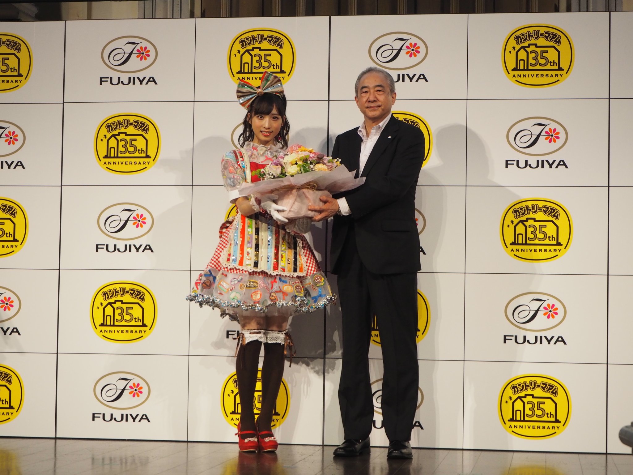 1位のドレスを着た小栗さんと不二家・河村宣行社長