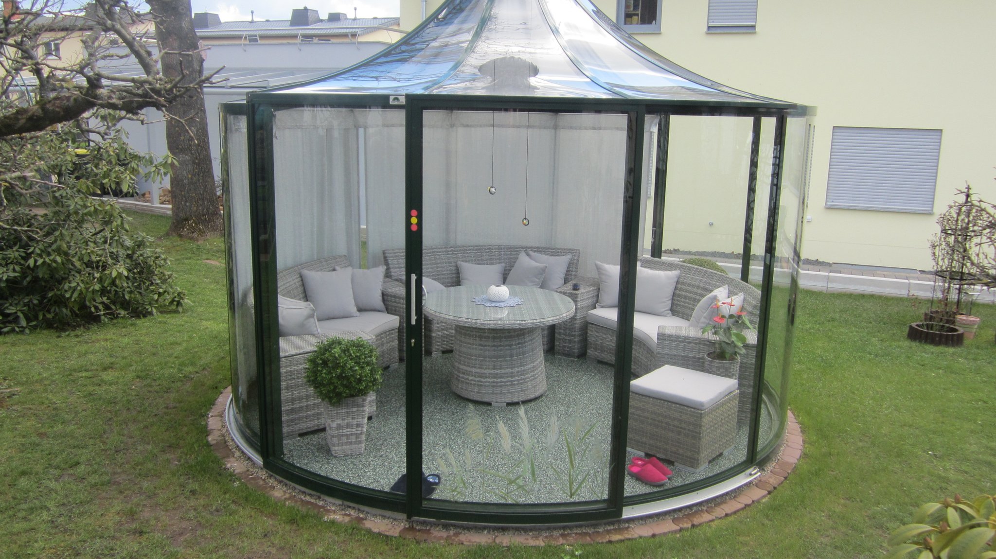 schönes Pavillon mit Steinteppich in alpi verde