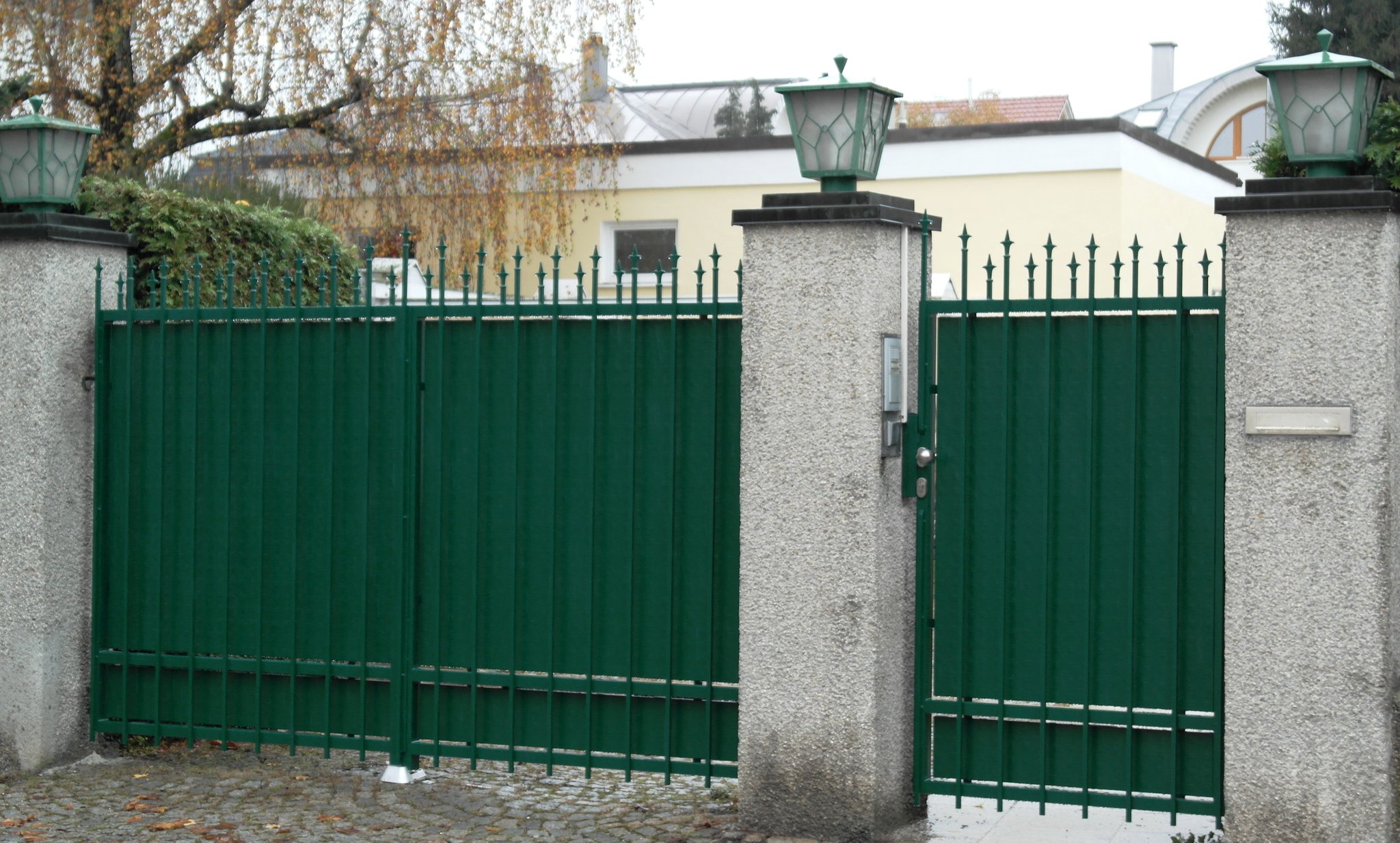 Lanzen mit Zierspitzen und Strukturblech