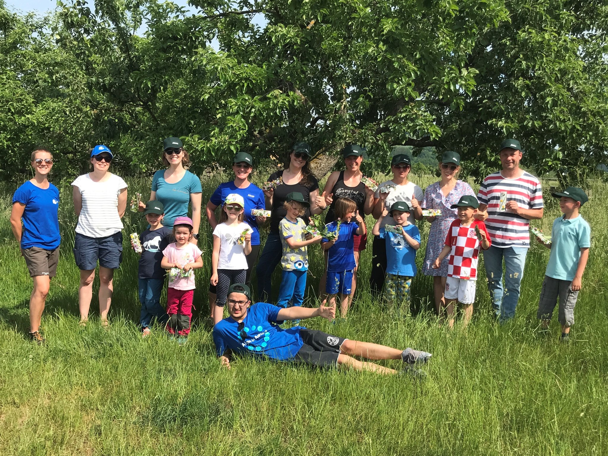 Die Mitarbeitenden aus der Zentrale bei der Familienaktion auf der Streuobstwiese von Alcon in Action