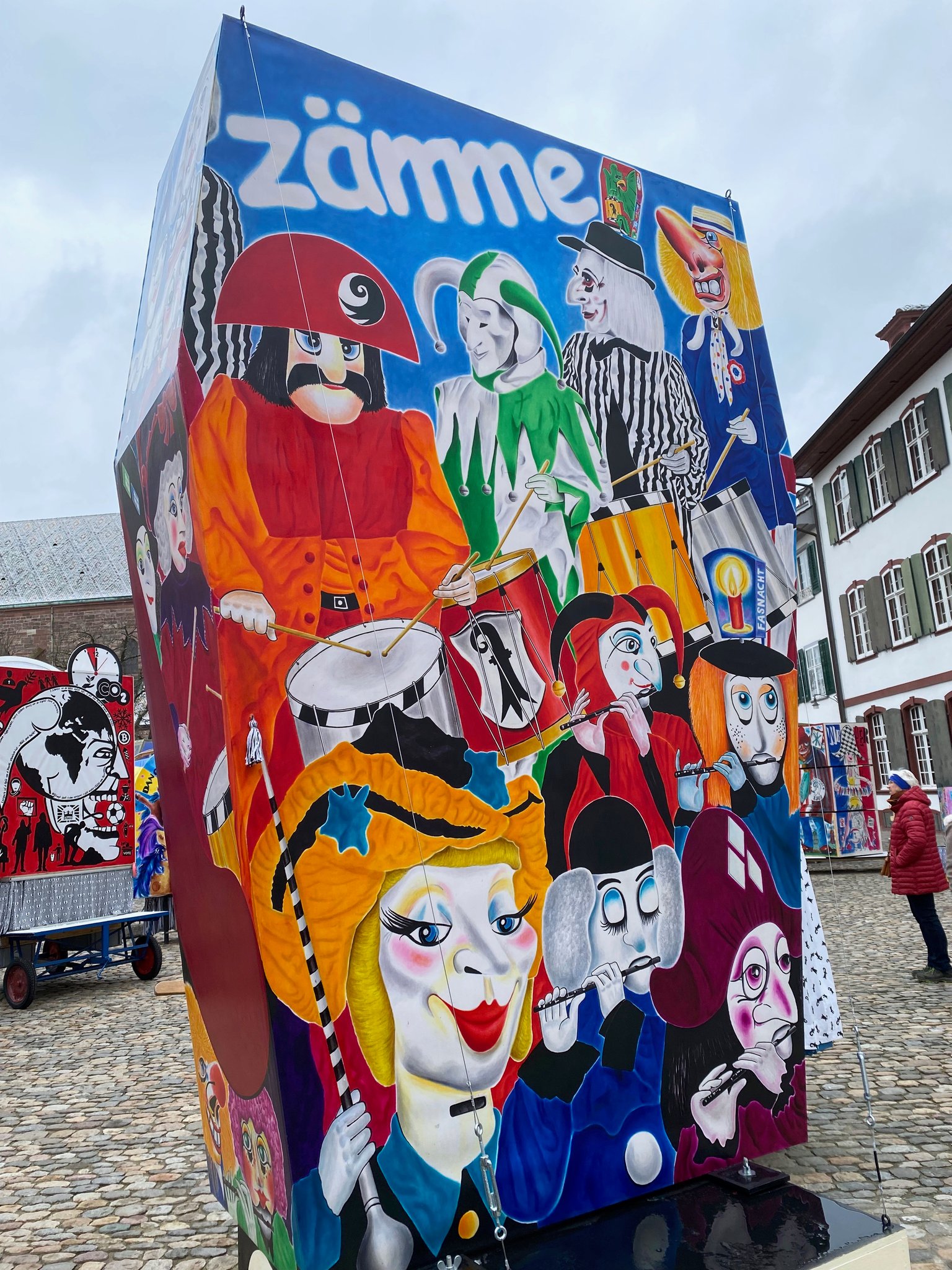 Die Rückseite der Laterne der Heubärgler an der Laternenausstellung auf dem Münsterplatz 2023