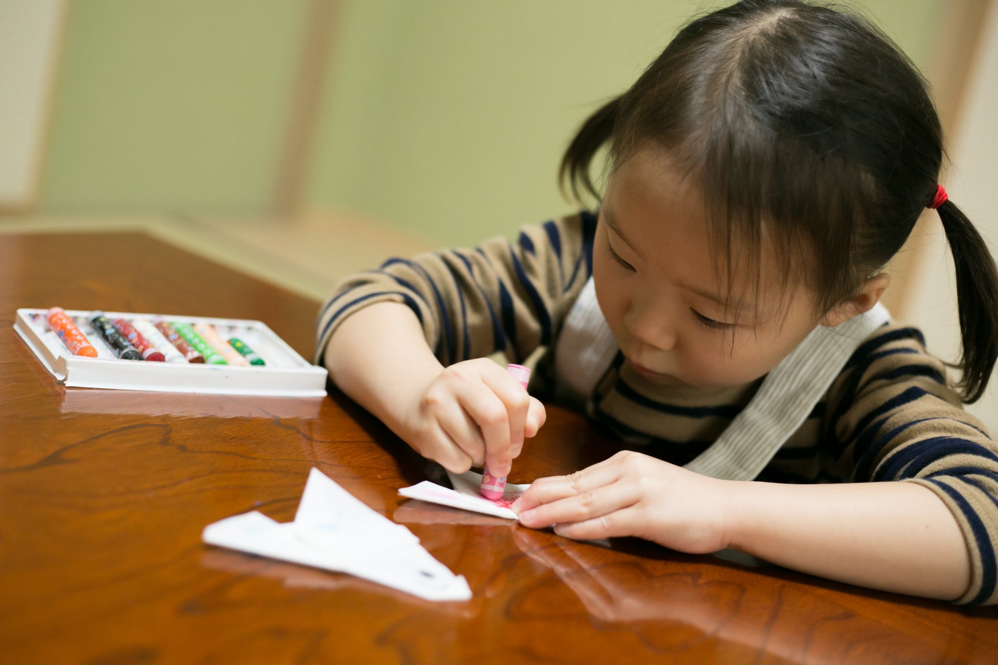 子供たちが、思い思いにクレヨンで色を入れています