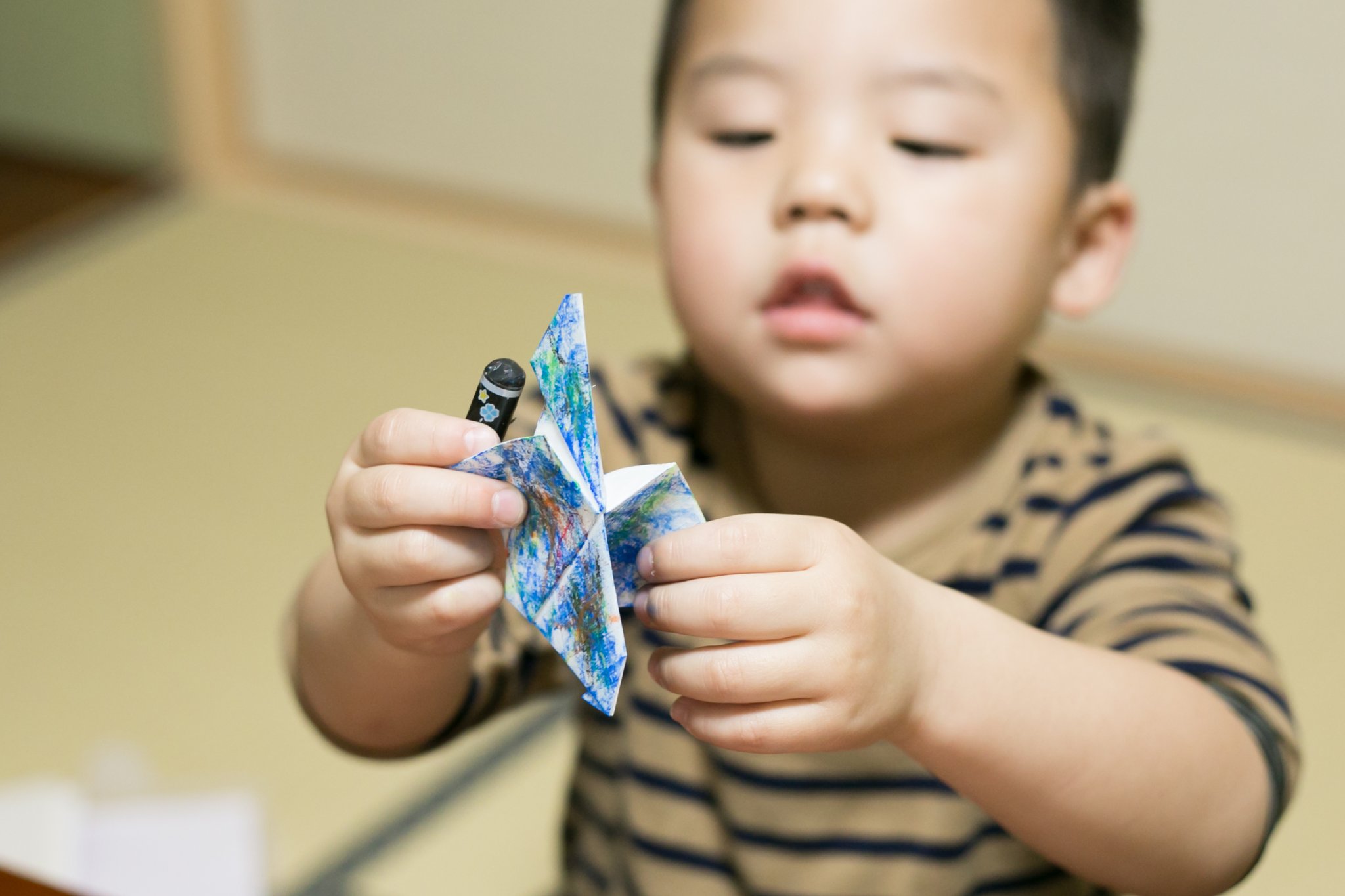 子供たちが、思い思いにクレヨンで色を入れています