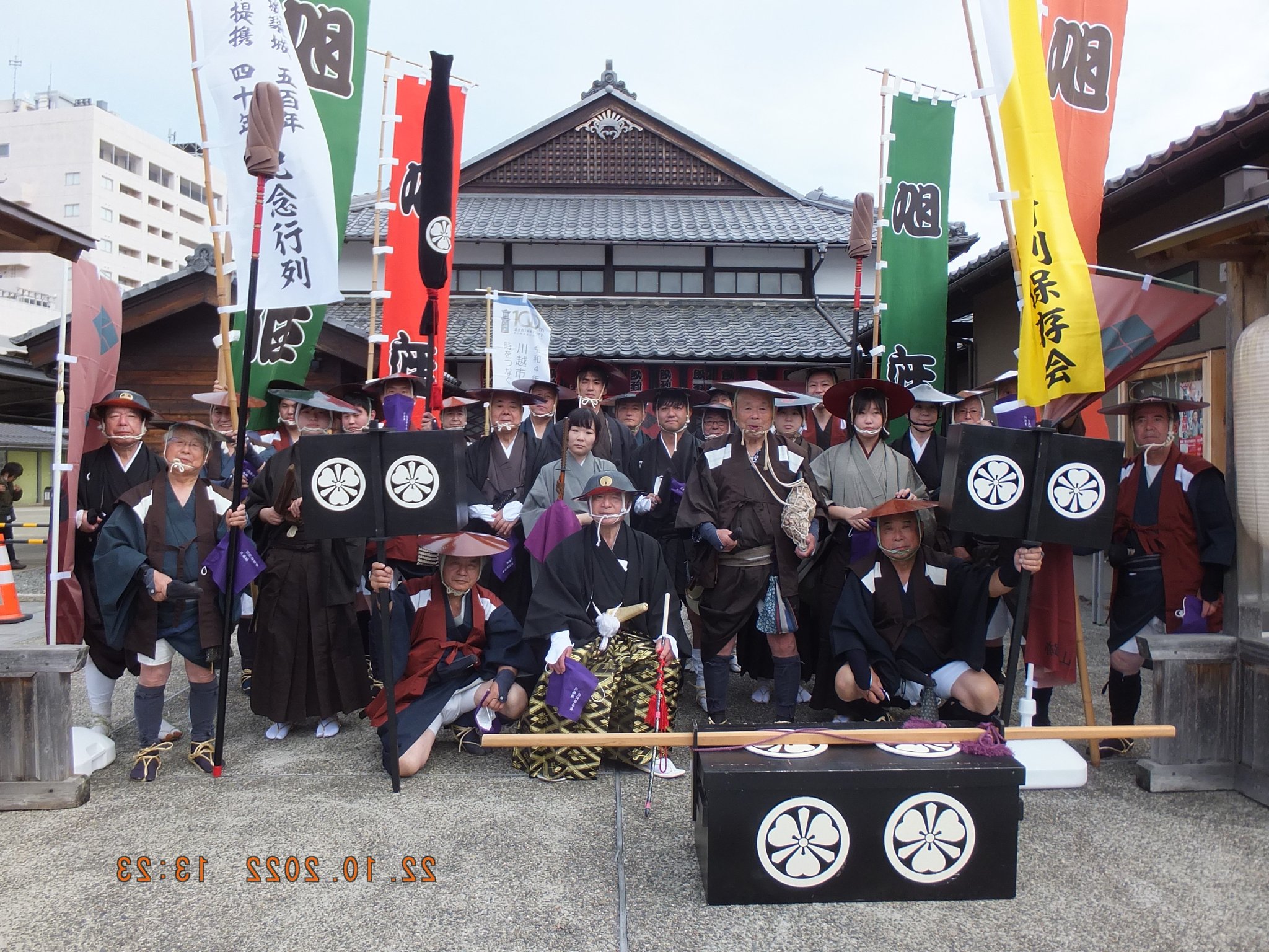 まちの駅旭座前で集合写真