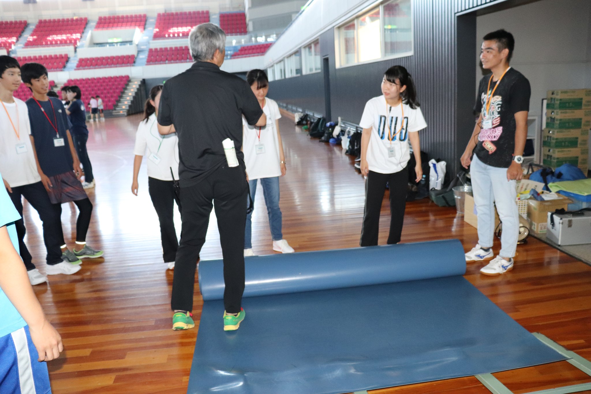 養生シートを敷き、