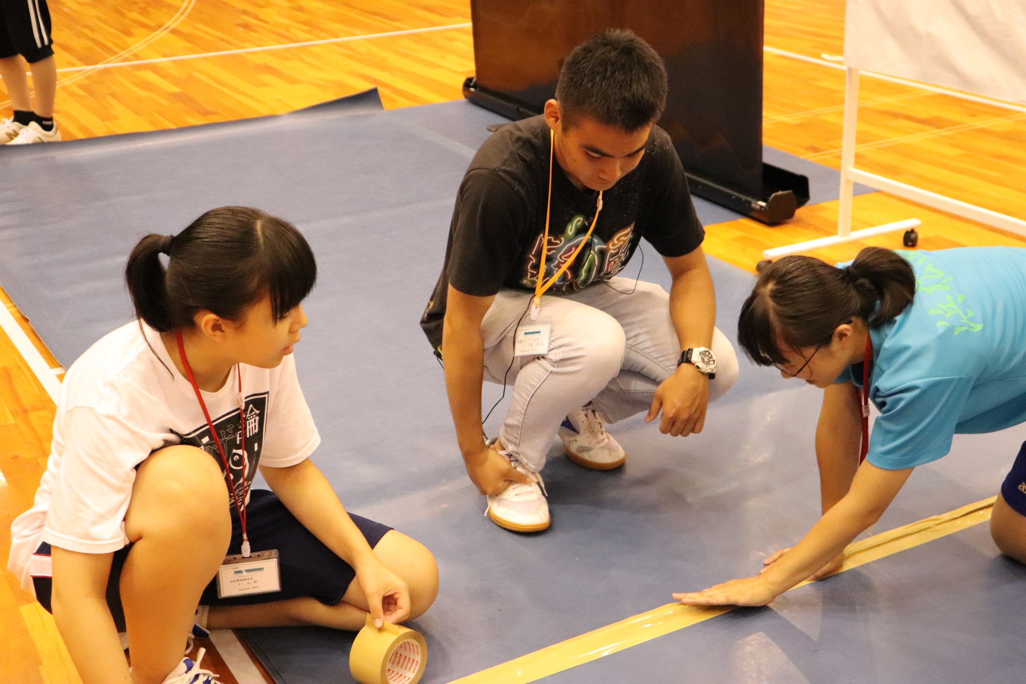 テープで固定し、