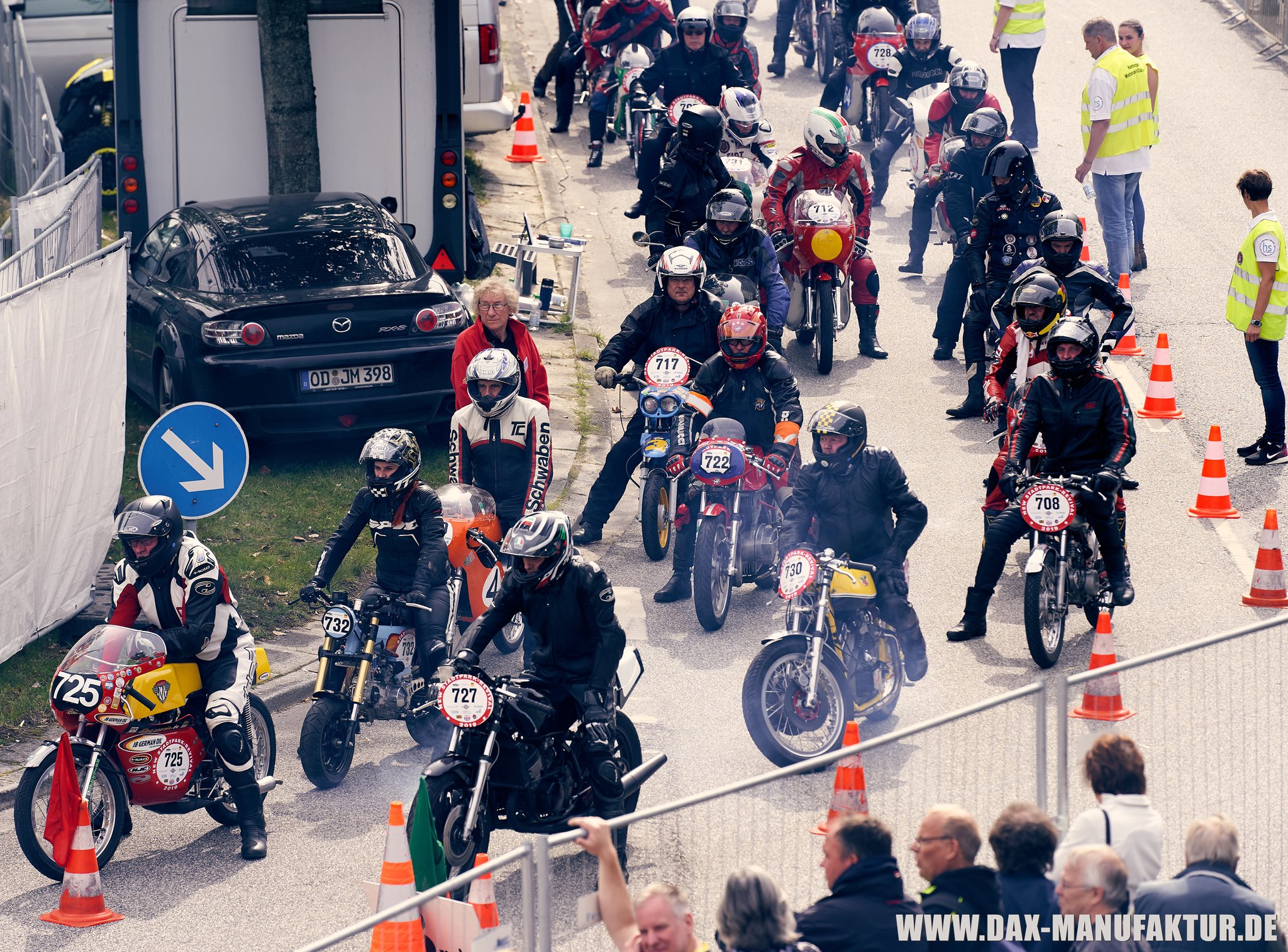 Abwarten im Vorstart.