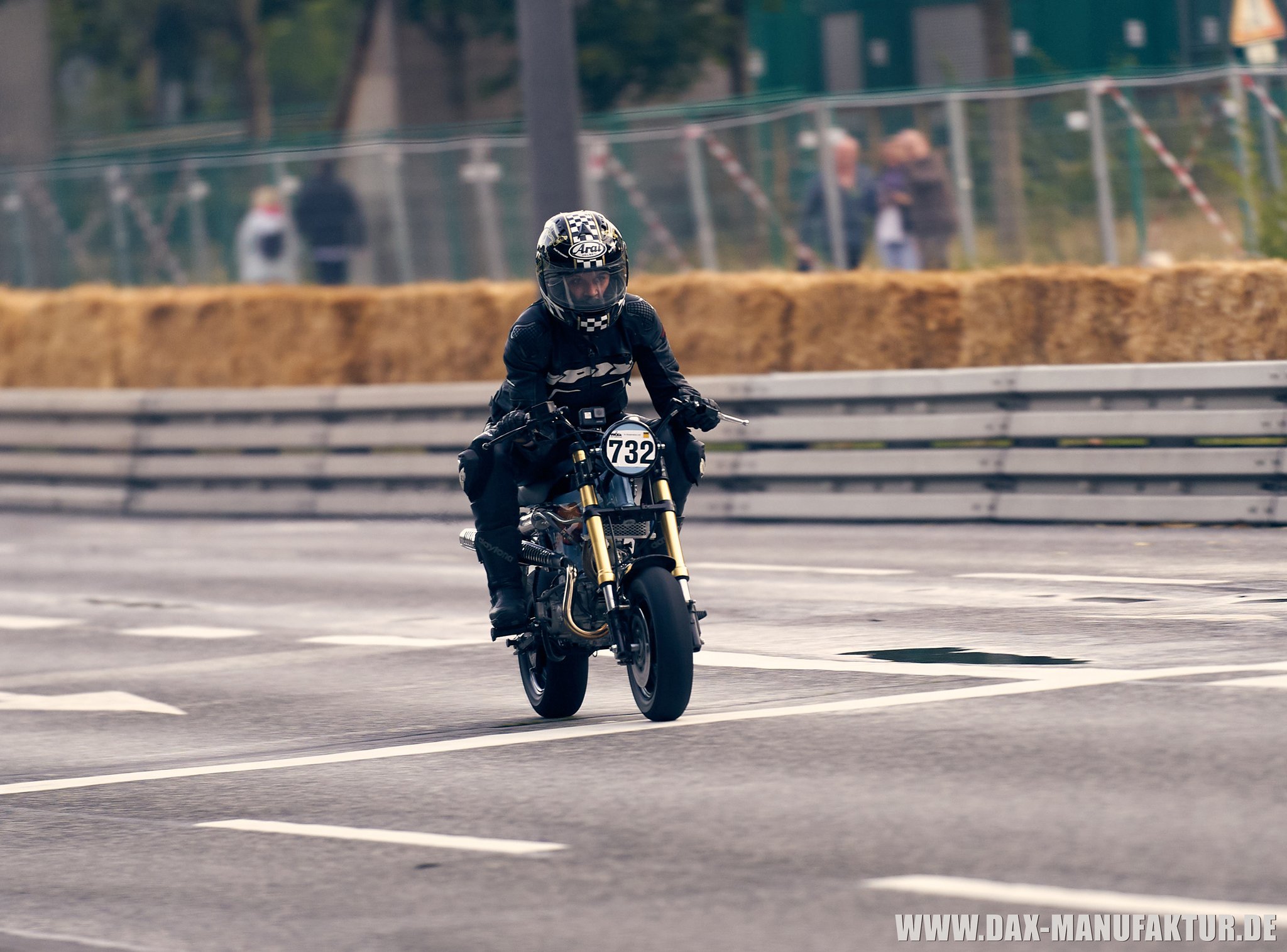 Fahrerin und Moped heil im Ziel!