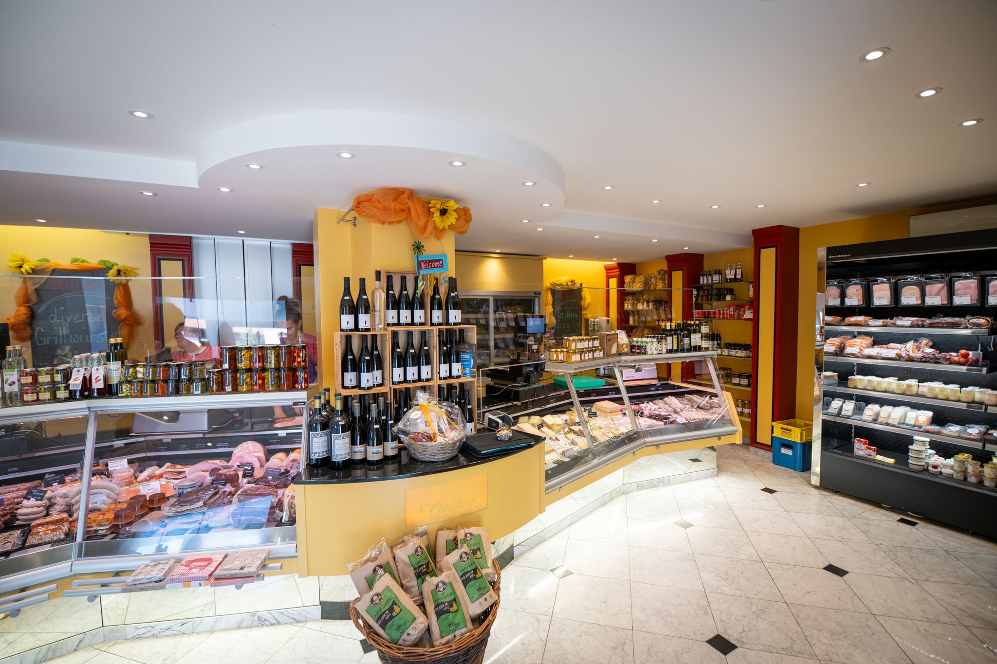 Der Laden in Kriegstetten bieten alles, was das Gourmetherz begehrt. Qualitätsfleisch aus der Region, Käse, Fisch, Comstestibles usw. 