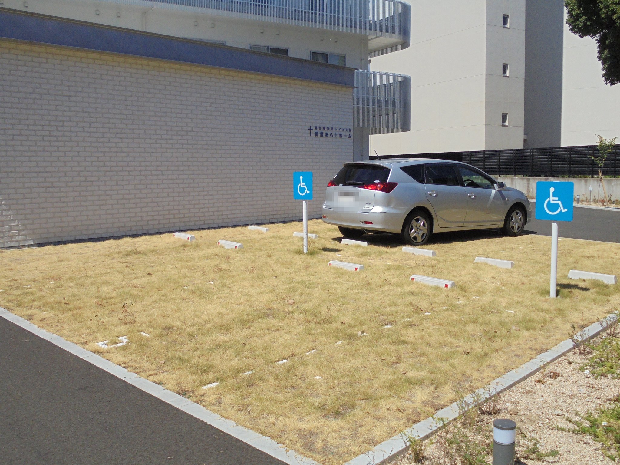 駐車場（建物正面の芝生部分に最大６台駐車可能です）