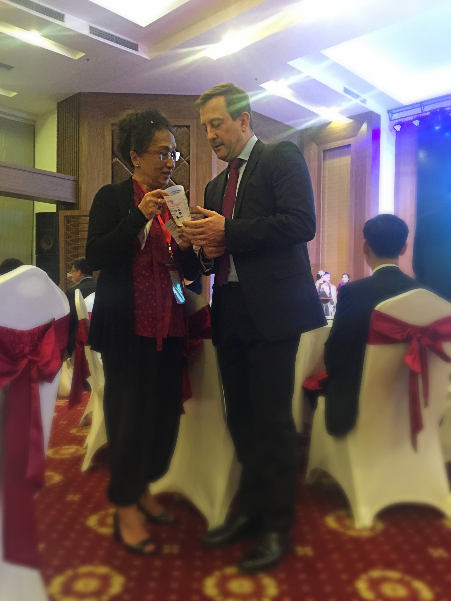 Le nouvel ambassadeur est particulierement interessé par le bateau Yersin