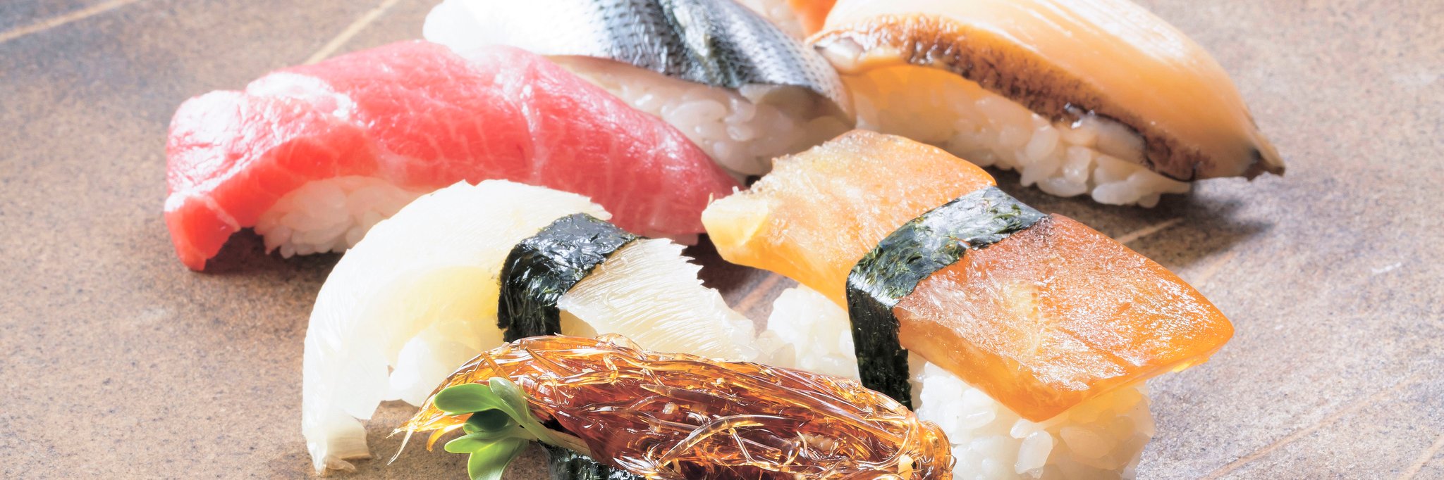 厳選したふかひれを独自の甘酢に漬け込んだ「元祖ふかひれ寿し」