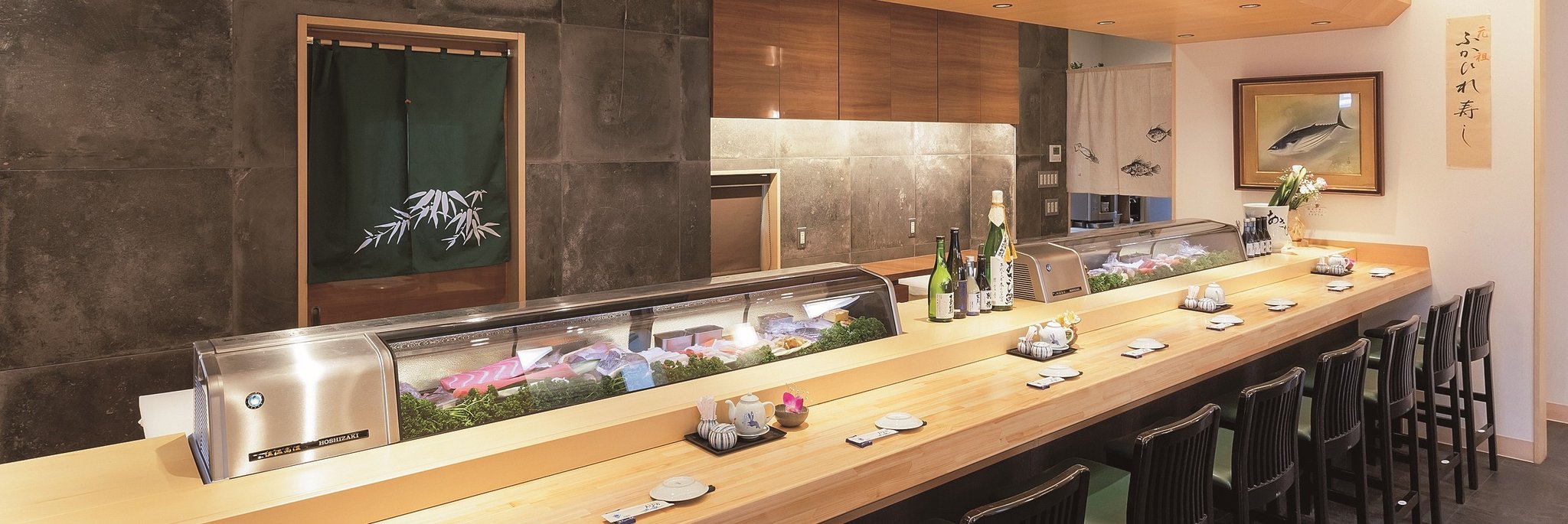 本店の洗練されたカウンター席