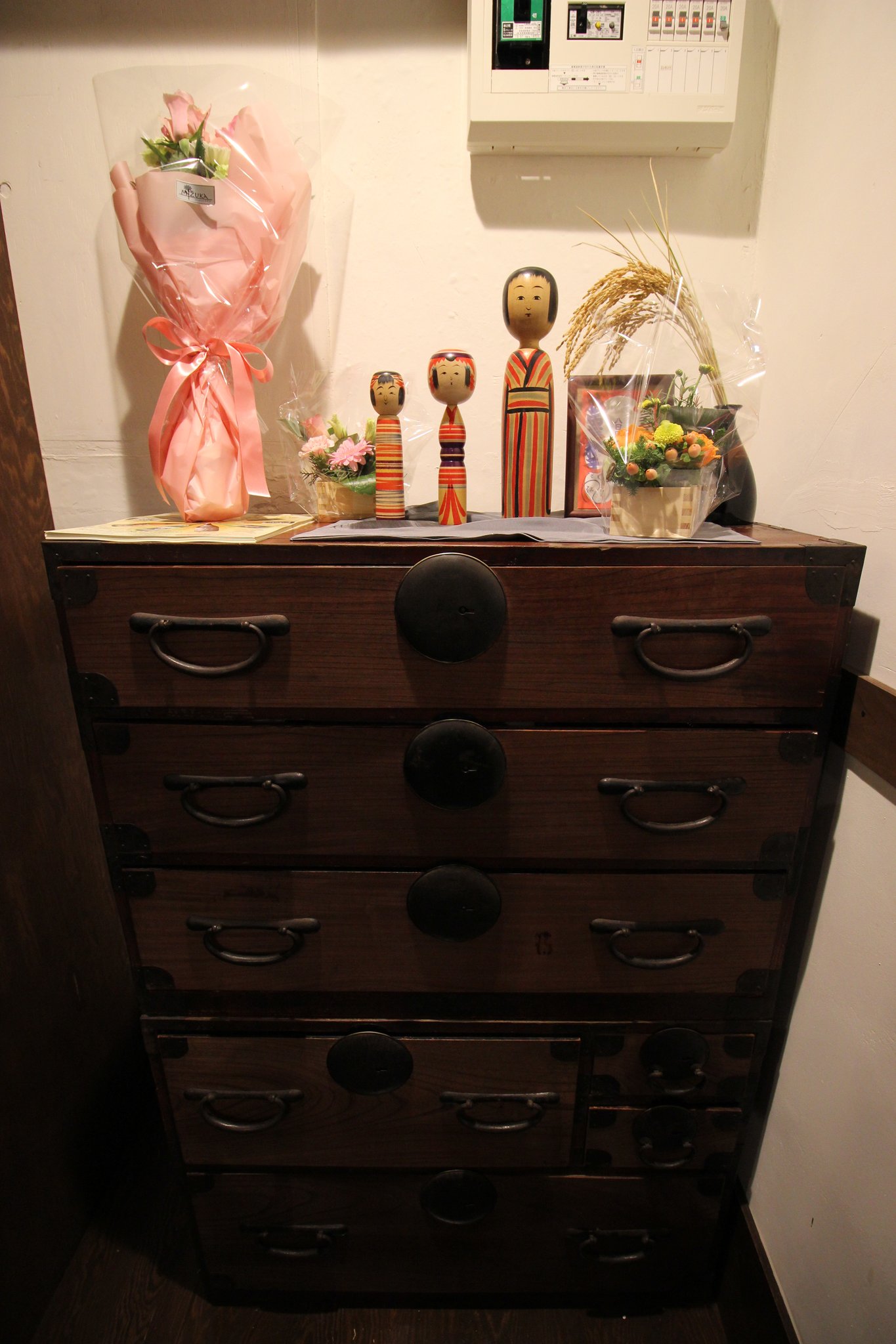 和ダンスが雰囲気を醸し出しています。実際に収納に使っているので開けちゃダメ!