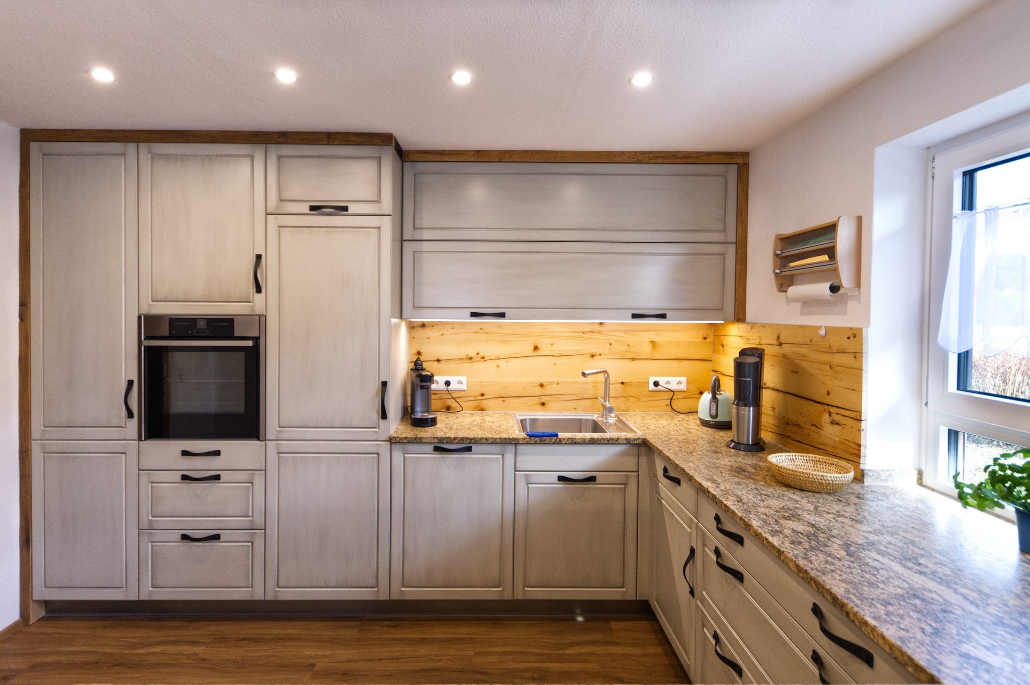 Arbeitsplatte aus Granit "Giallo Venezia" in Zusammenarbeit mit Holzquadrat