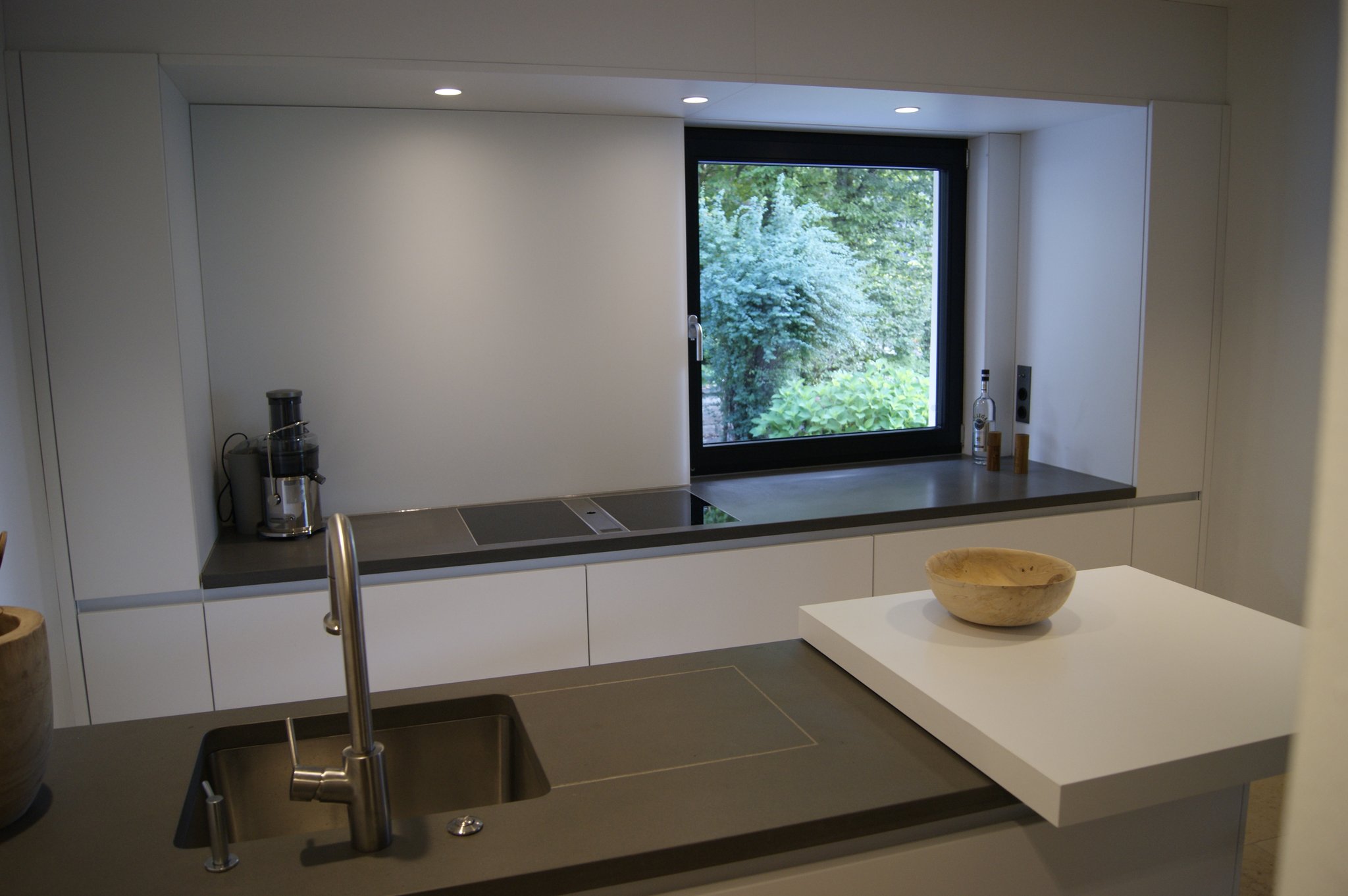 Arbeitsplatte mit eingefräßter Tropffläche aus Schwarzachtobler Quarzsandstein