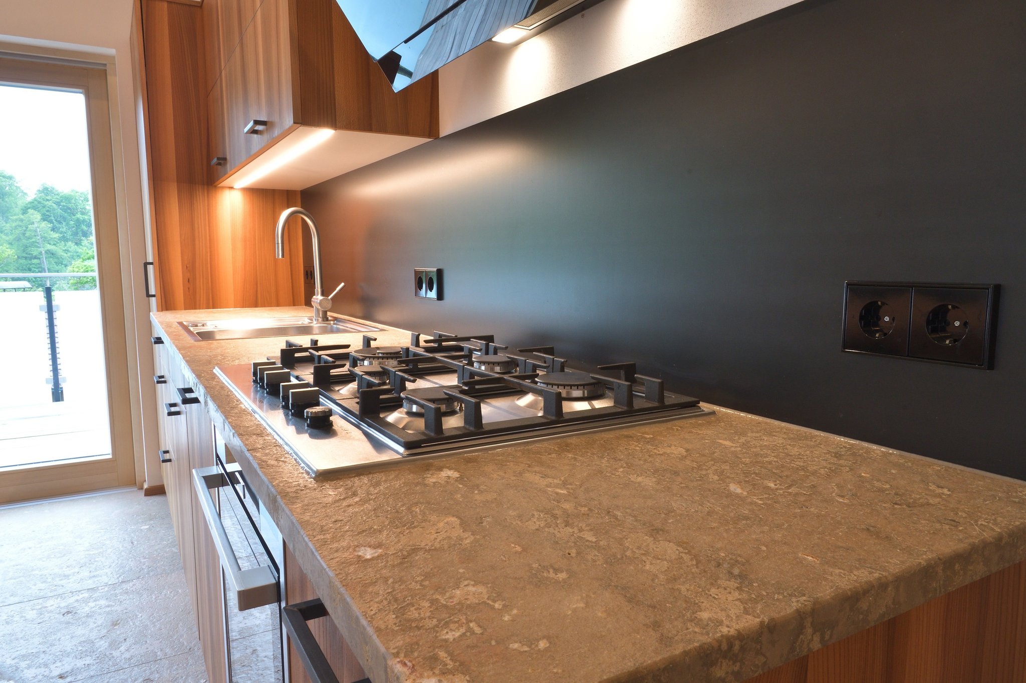 Arbeitsplatte mit flächenbündigem Spülbecken aus Wachenzeller Dolomit