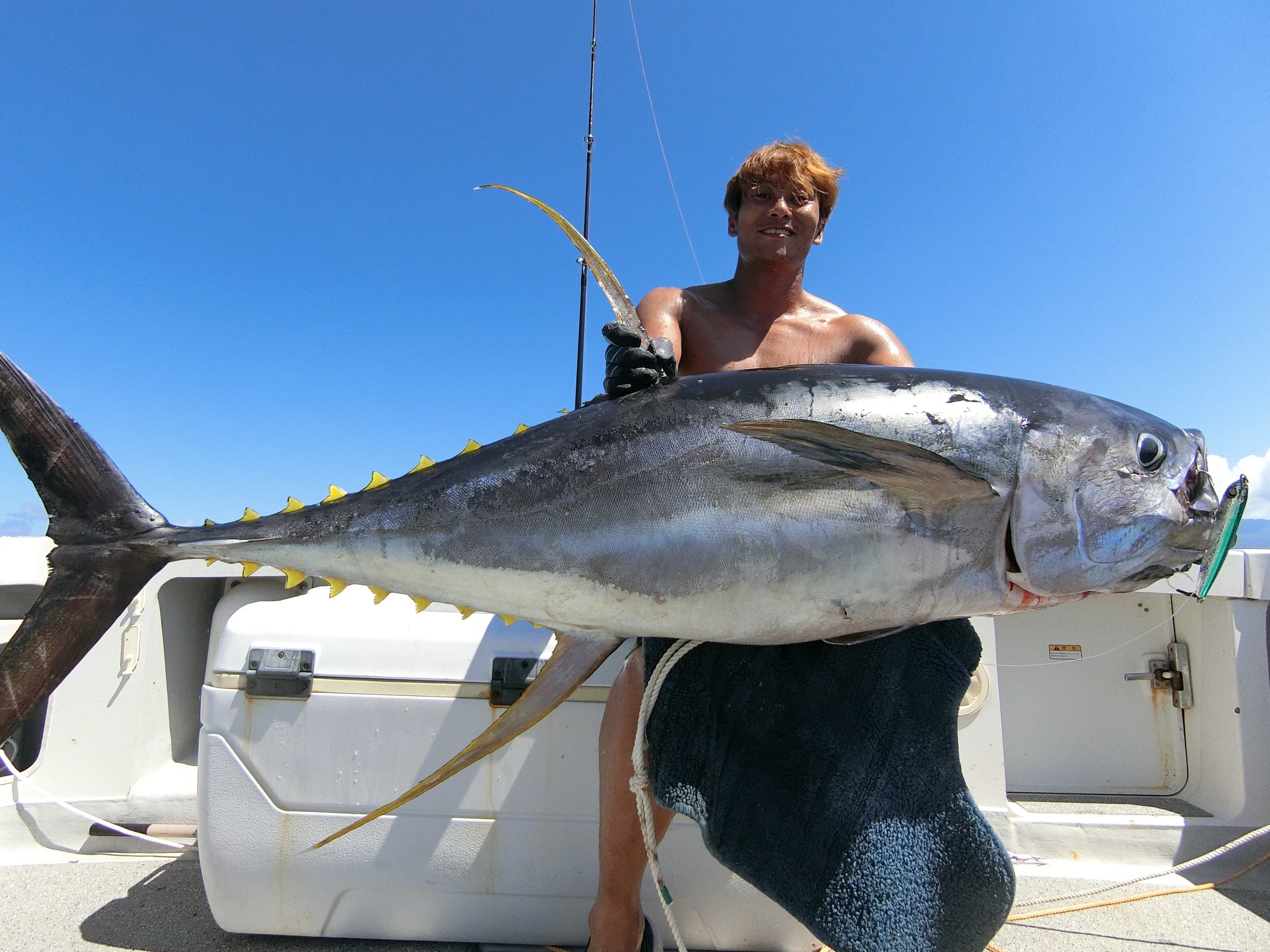 オフショアでキャッチした大型マグロの物持ち写真
