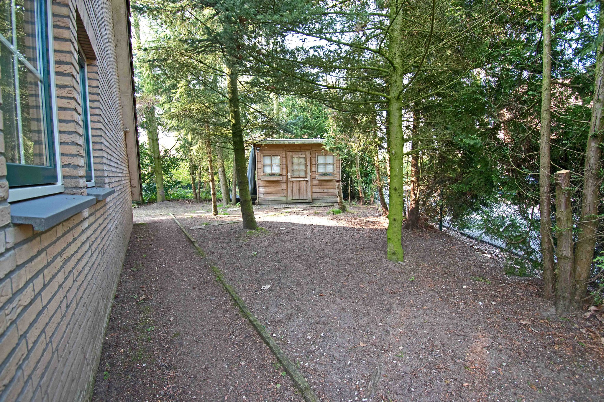 zijzijde met schuurtje