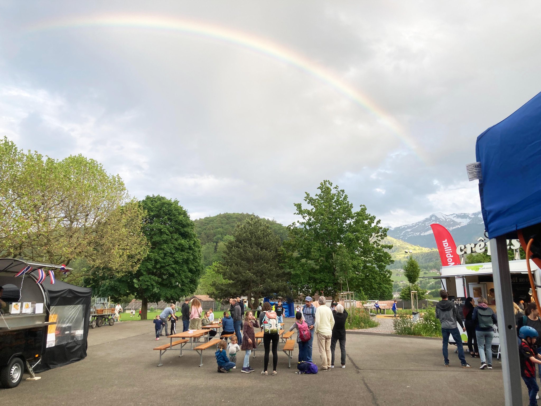 Regenbogen über dem Festareal