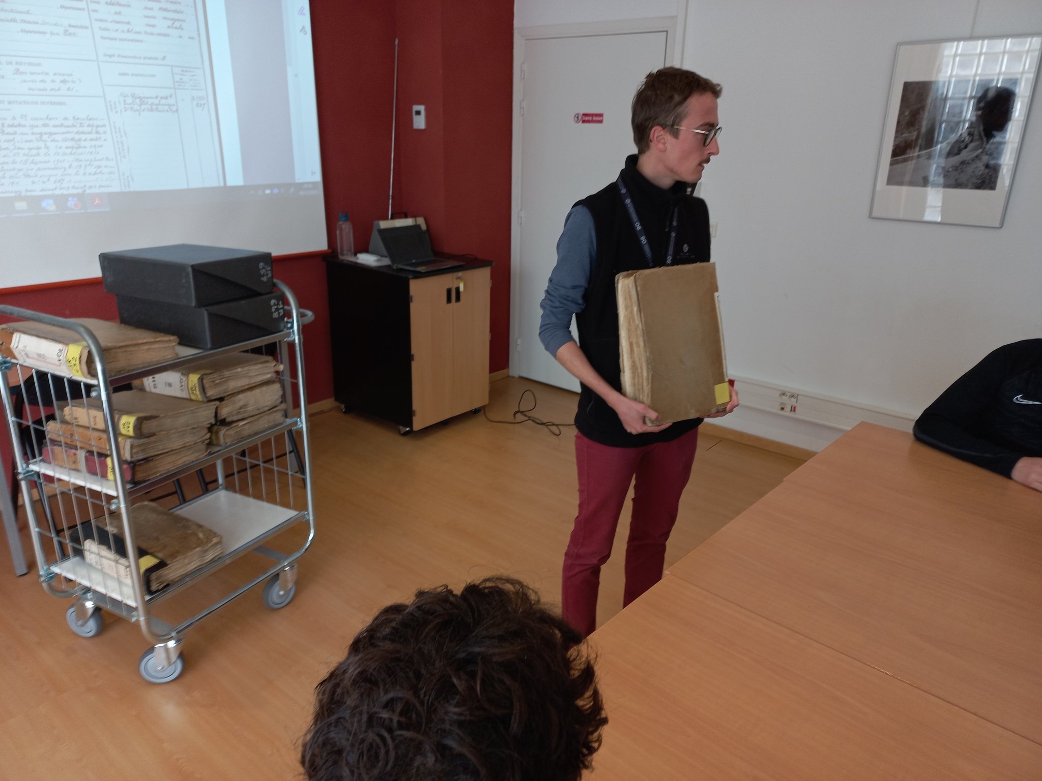 Le médiateur présente un registre matricule aux élèves