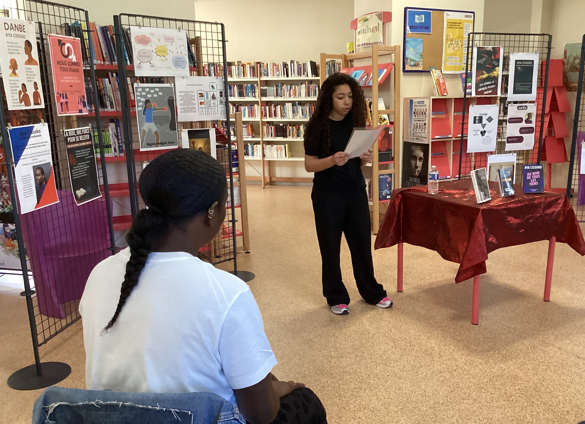 Mayline (3è2) présente son travail à Aya Cissoko