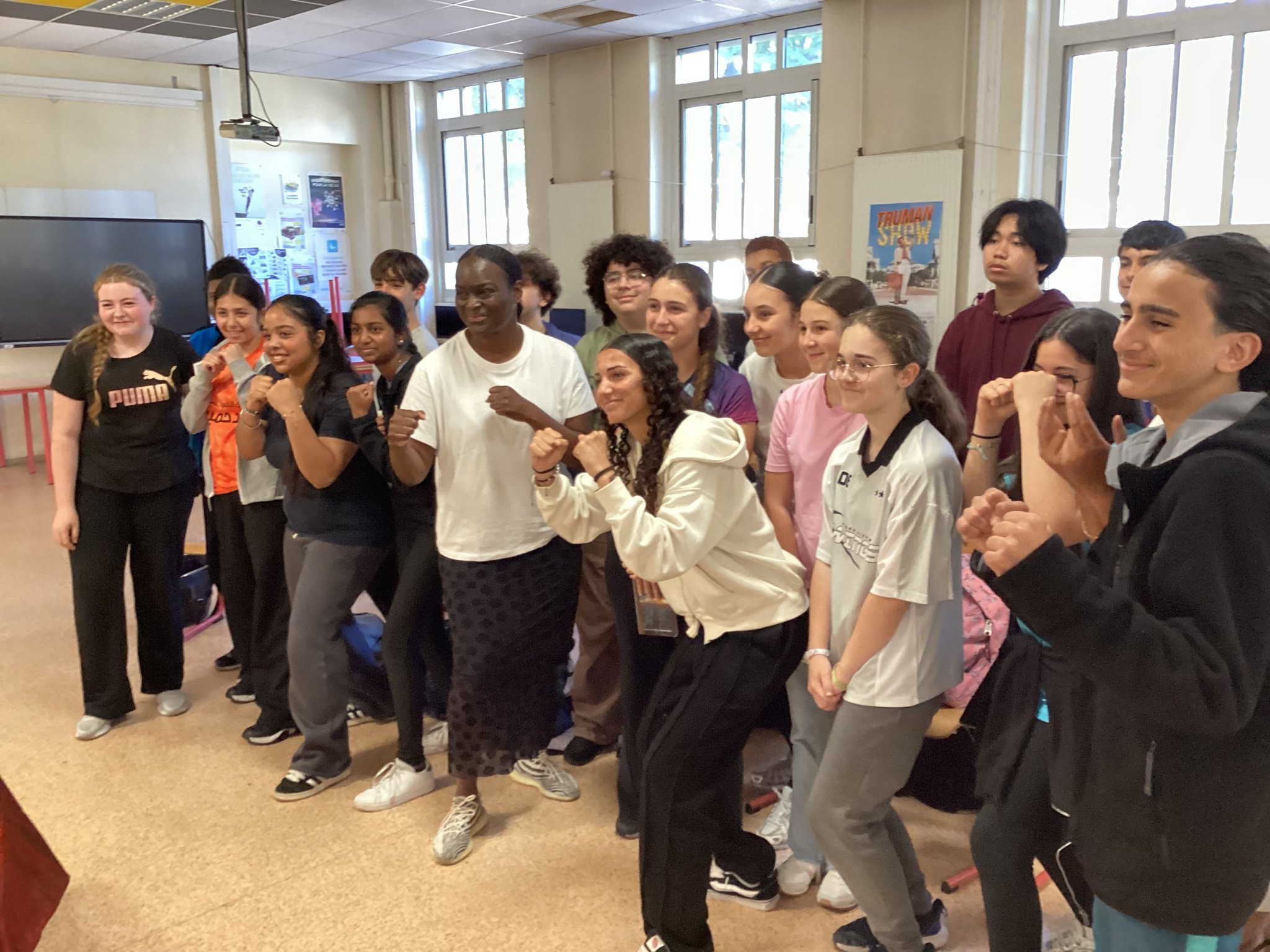 Photo de gorupe : les 3è4 entourés d'Aya Cissoko