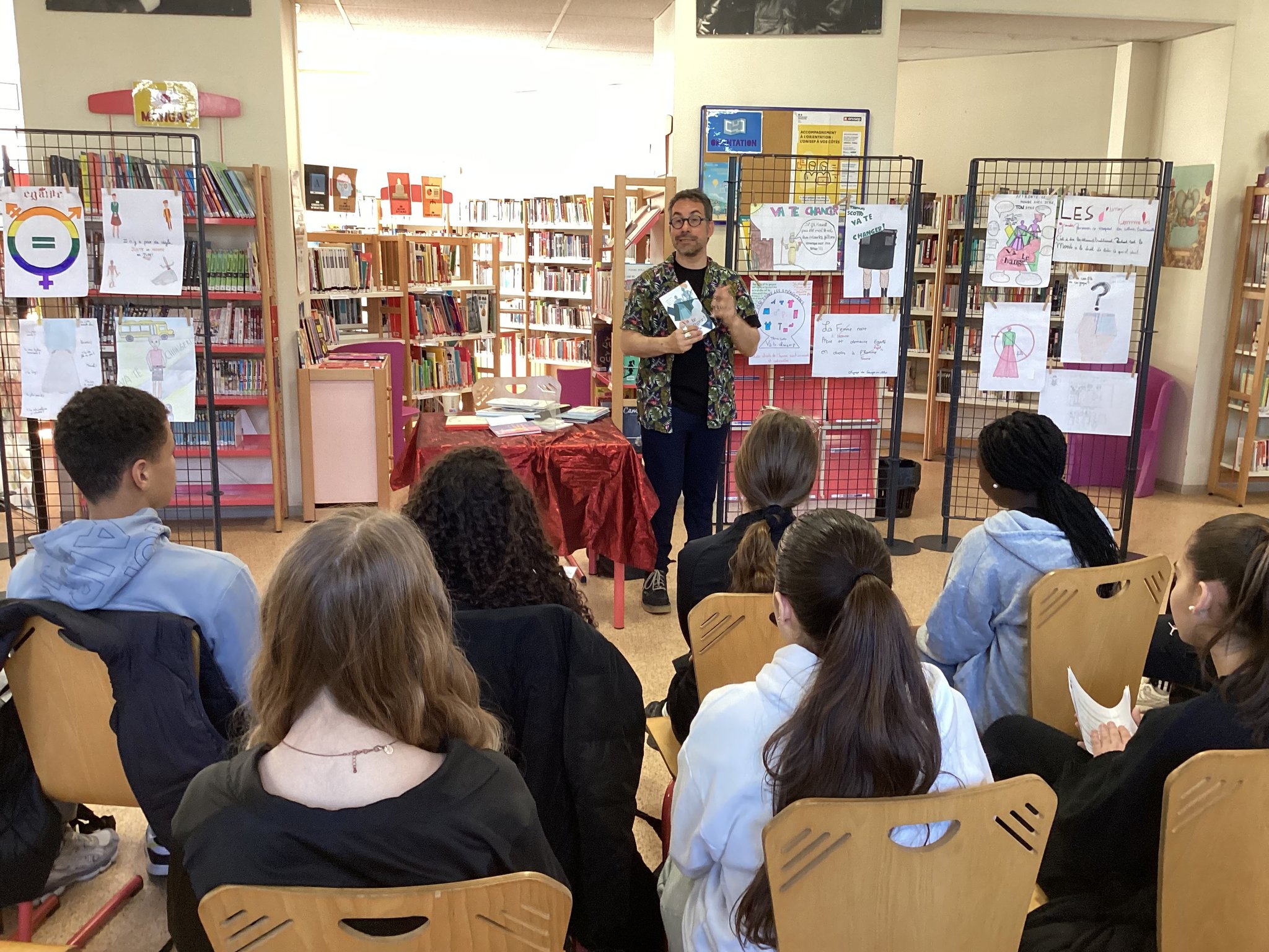 Thomas Scotto rencontre les élèves au CDI du collège Risso